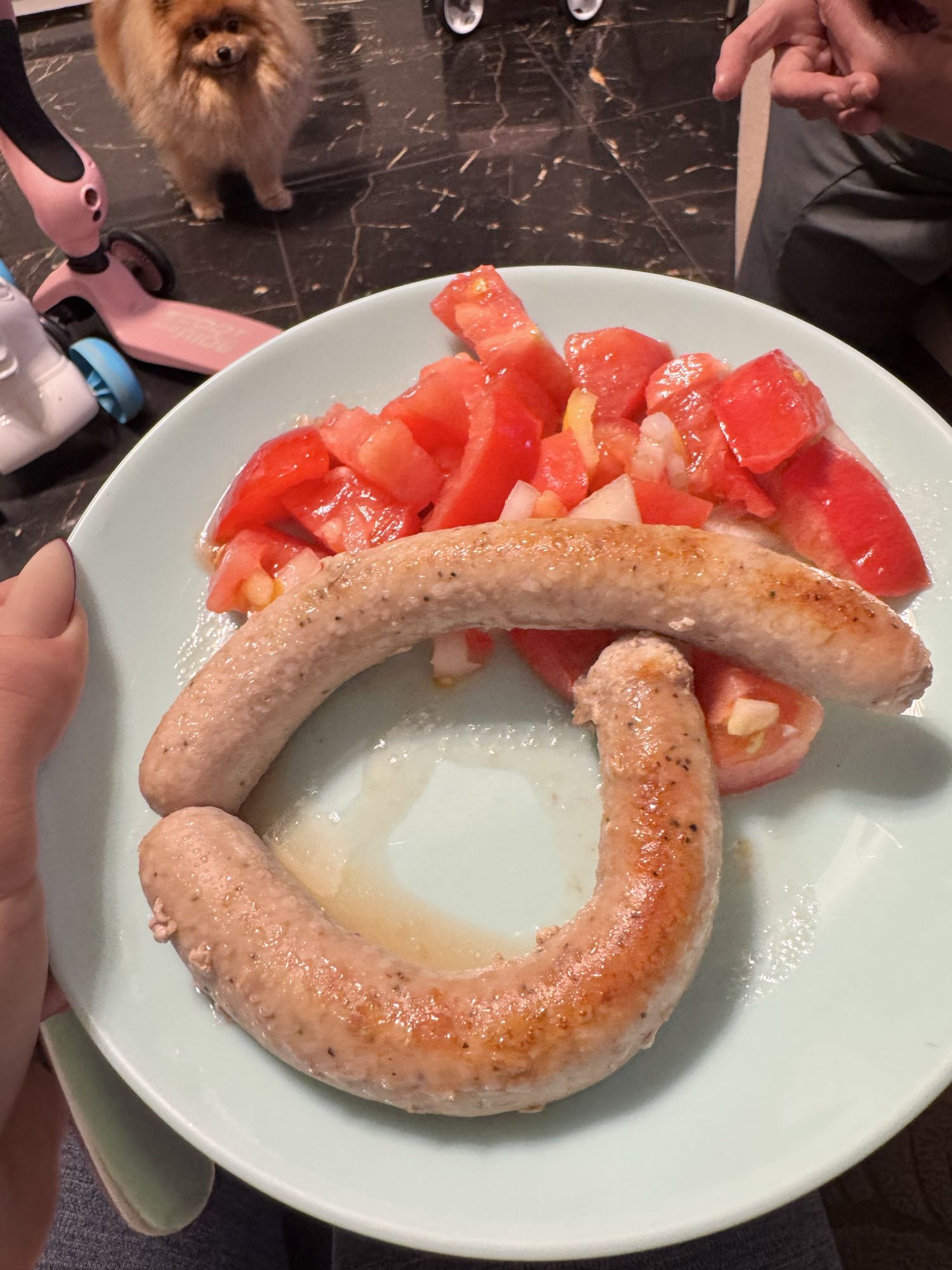 Колбаски с салатом