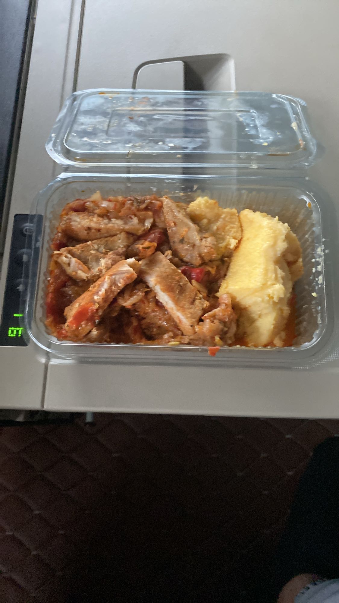 Mămăligă cu tocăniță de porc