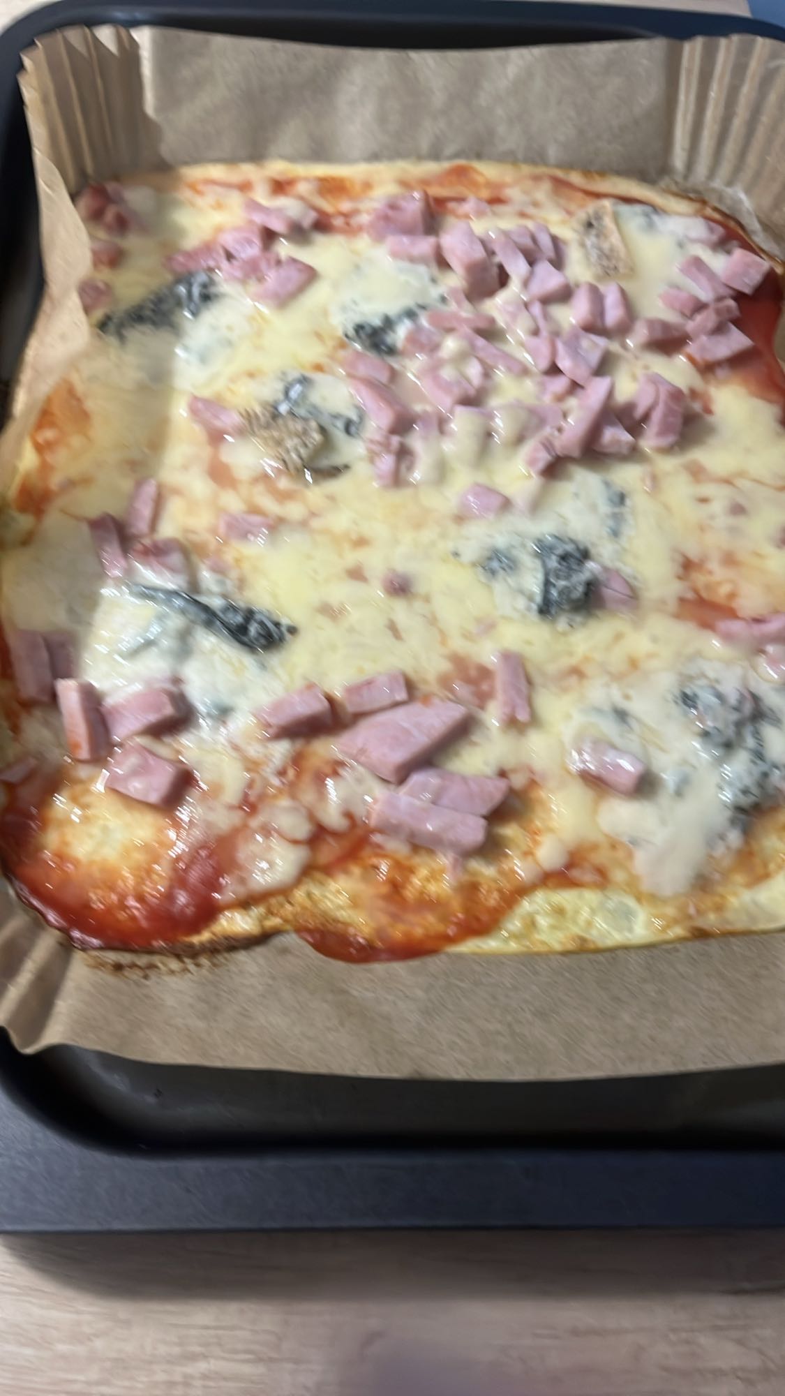 Pizza cu șuncă și brânză