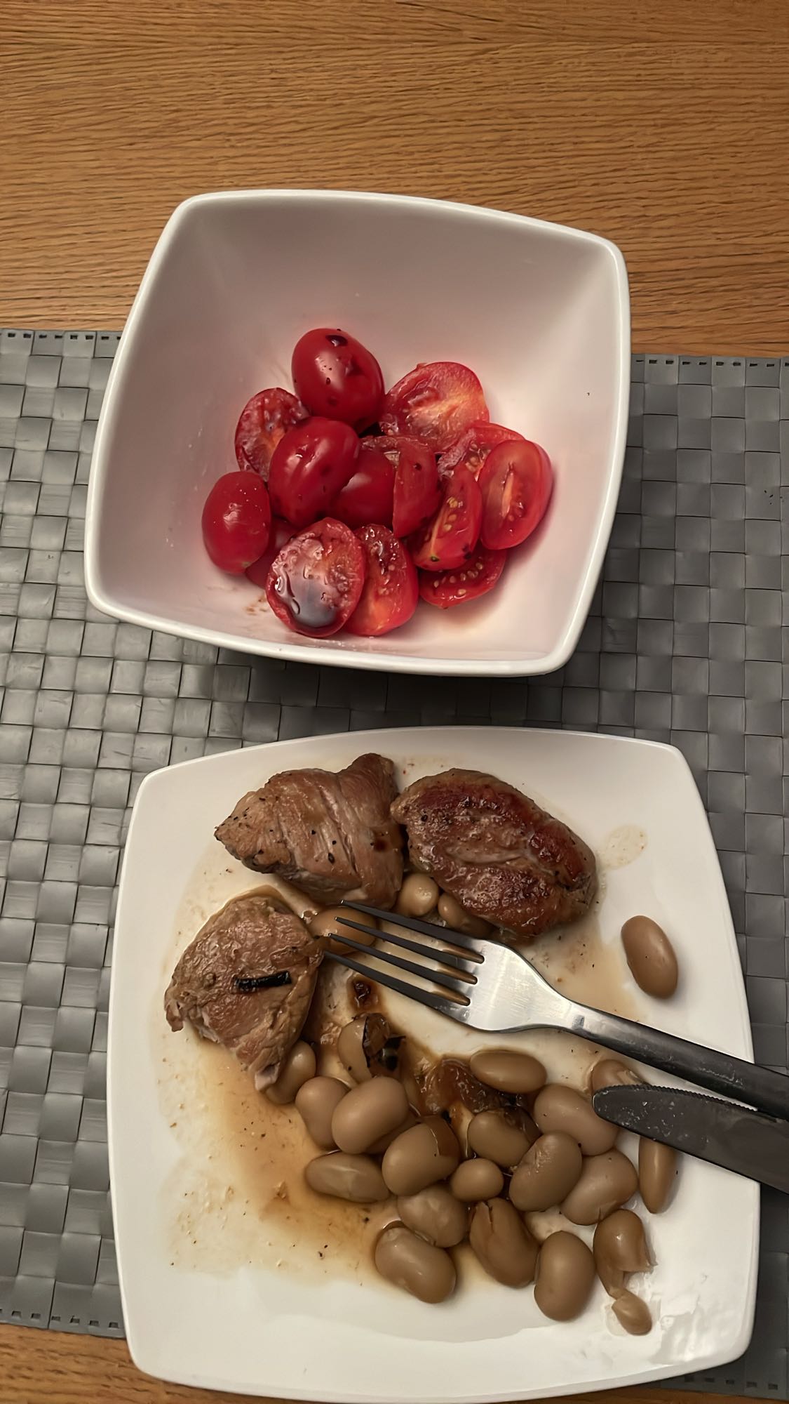 Polędwiczki z fasolą i pomidorami