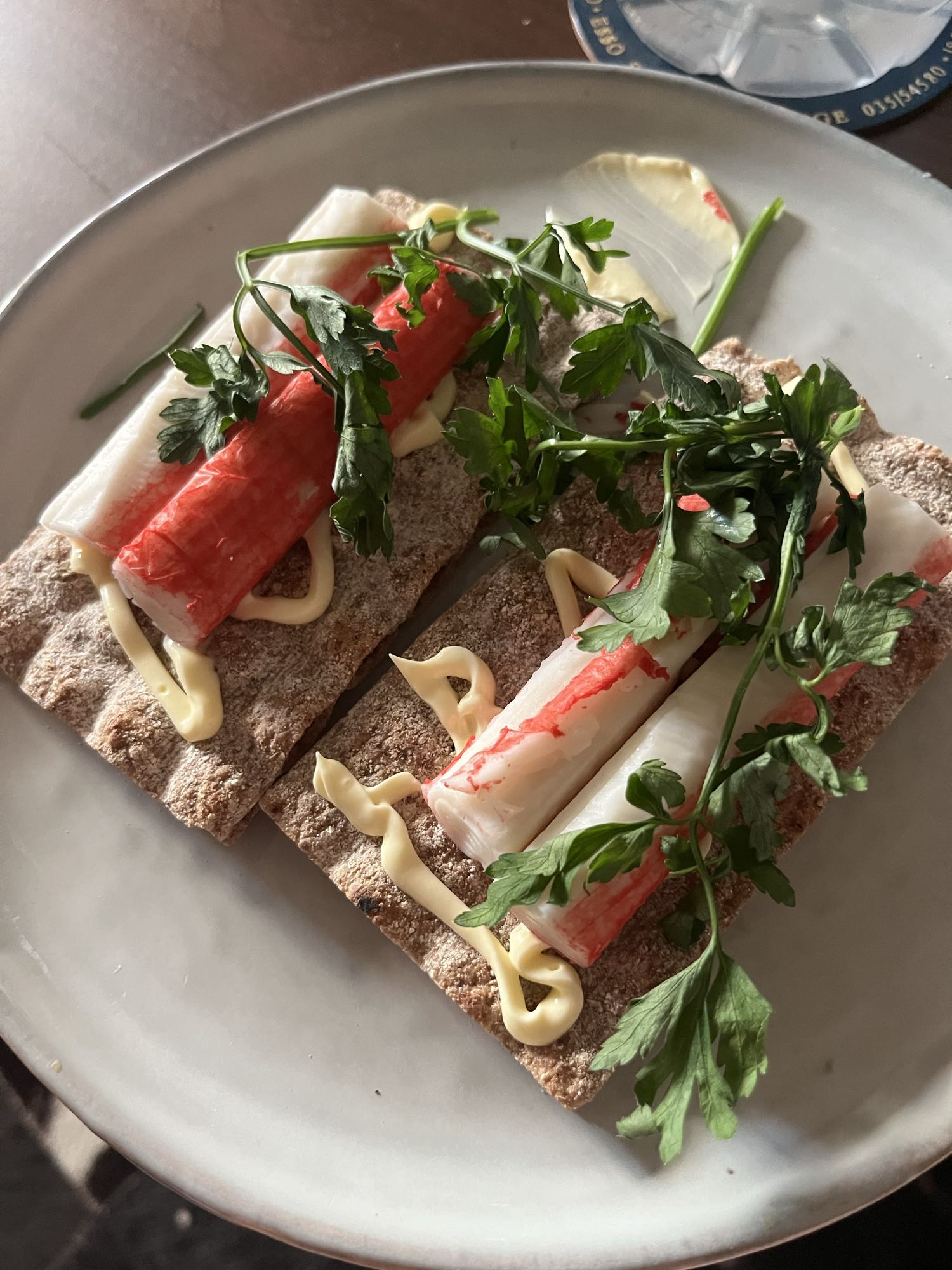 Krabbröra på knäckebröd