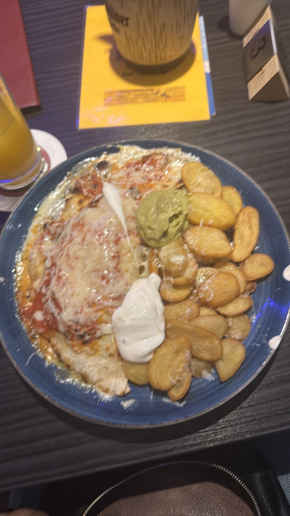 Kip met aardappelen en sauzen