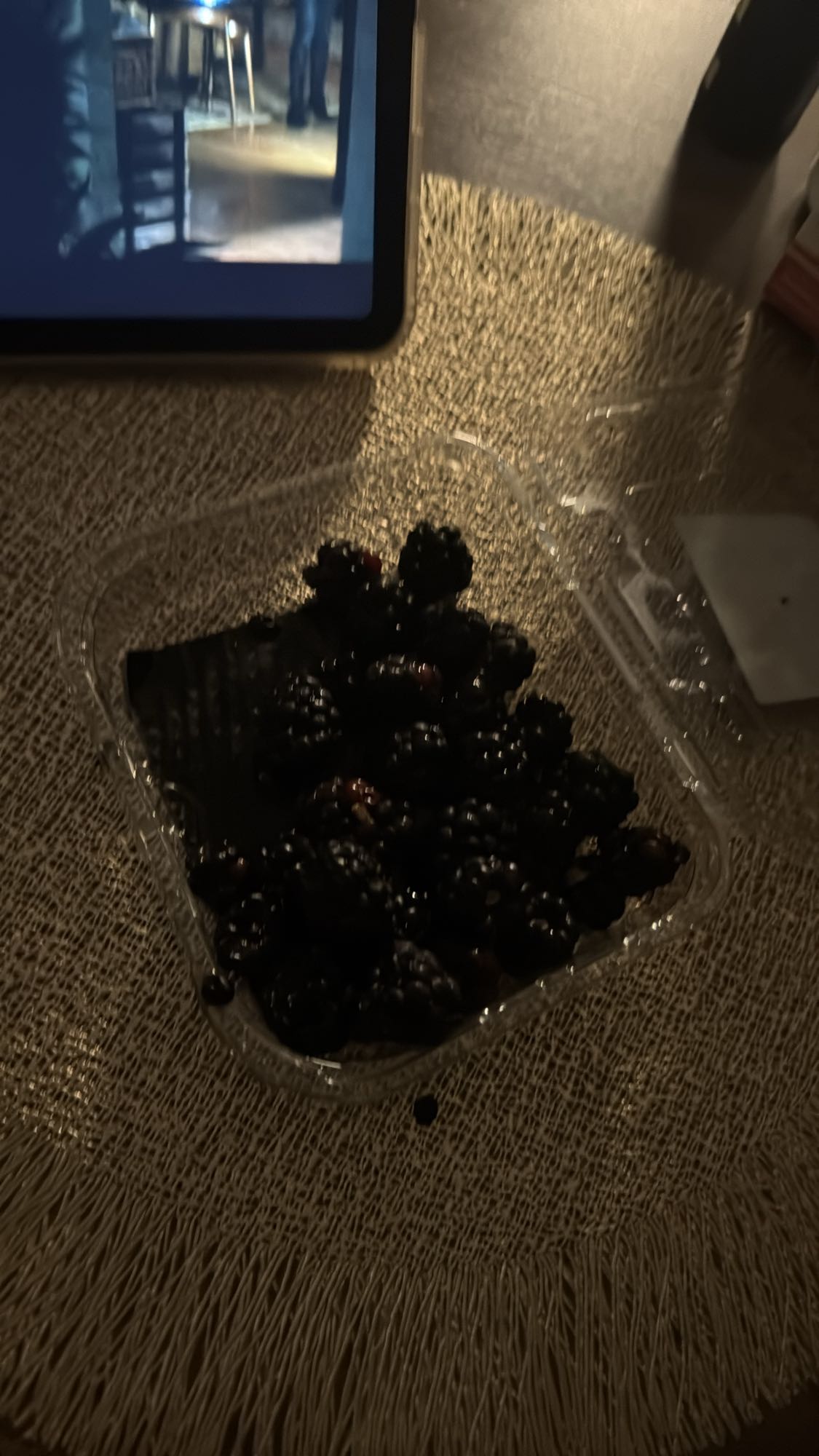 ежевика в контейнере