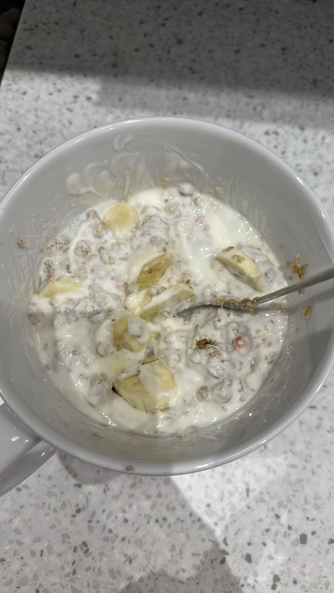 Jogurt z bananem i musli