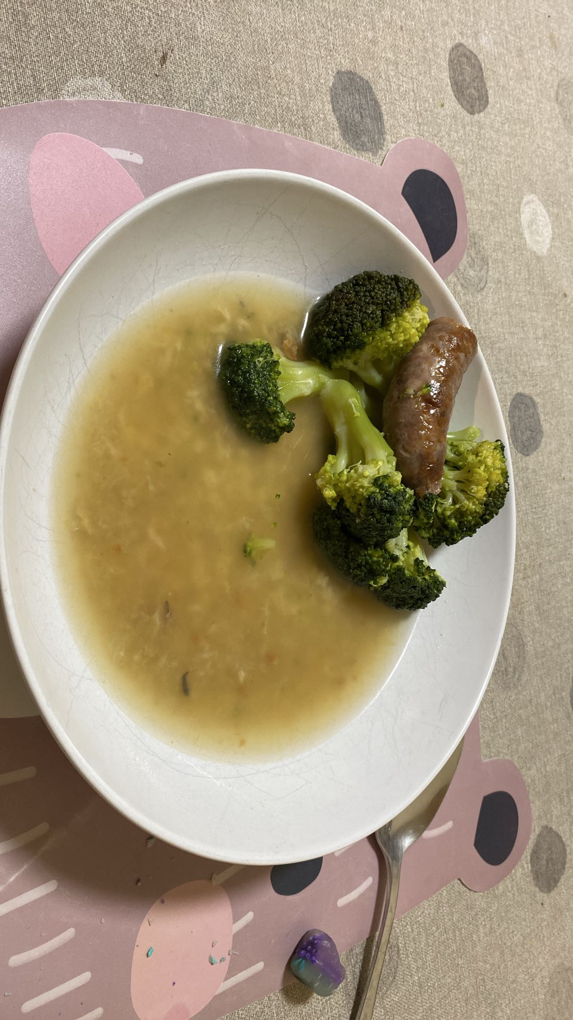 sopa con brócoli y butifarra de pie de cerdo