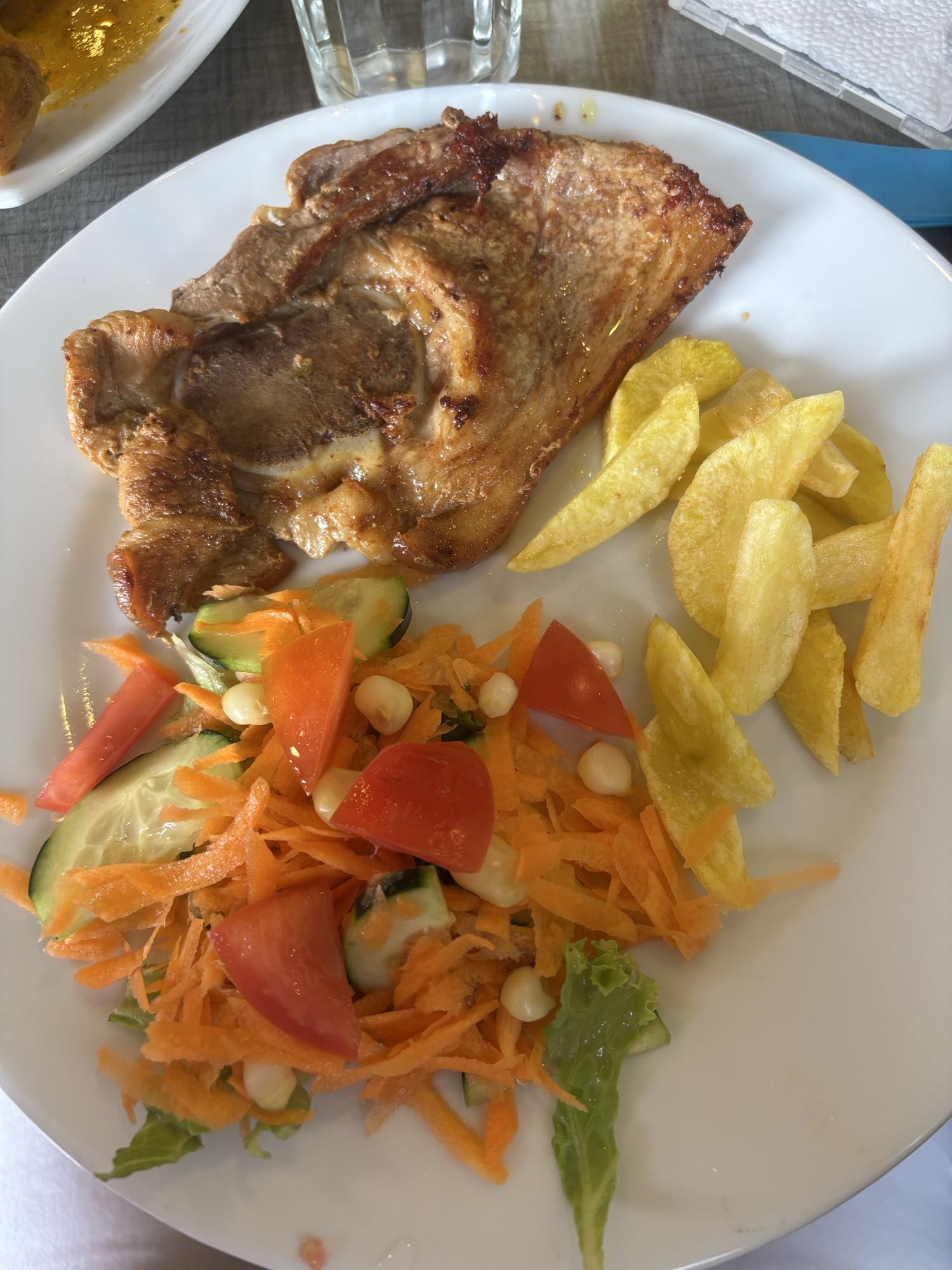 Chuleta con ensalada y papas