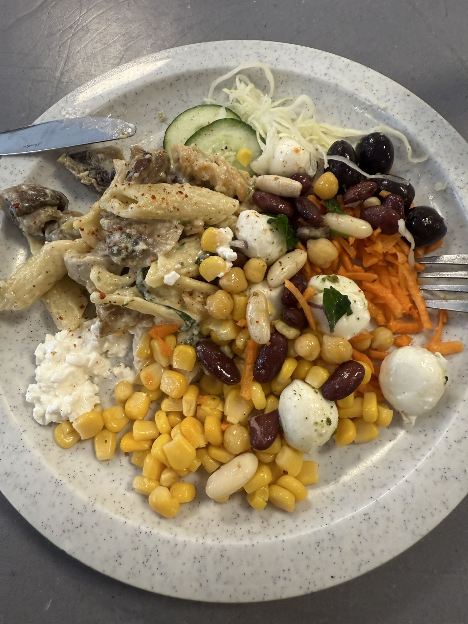 Pastasallad med bönor och ost