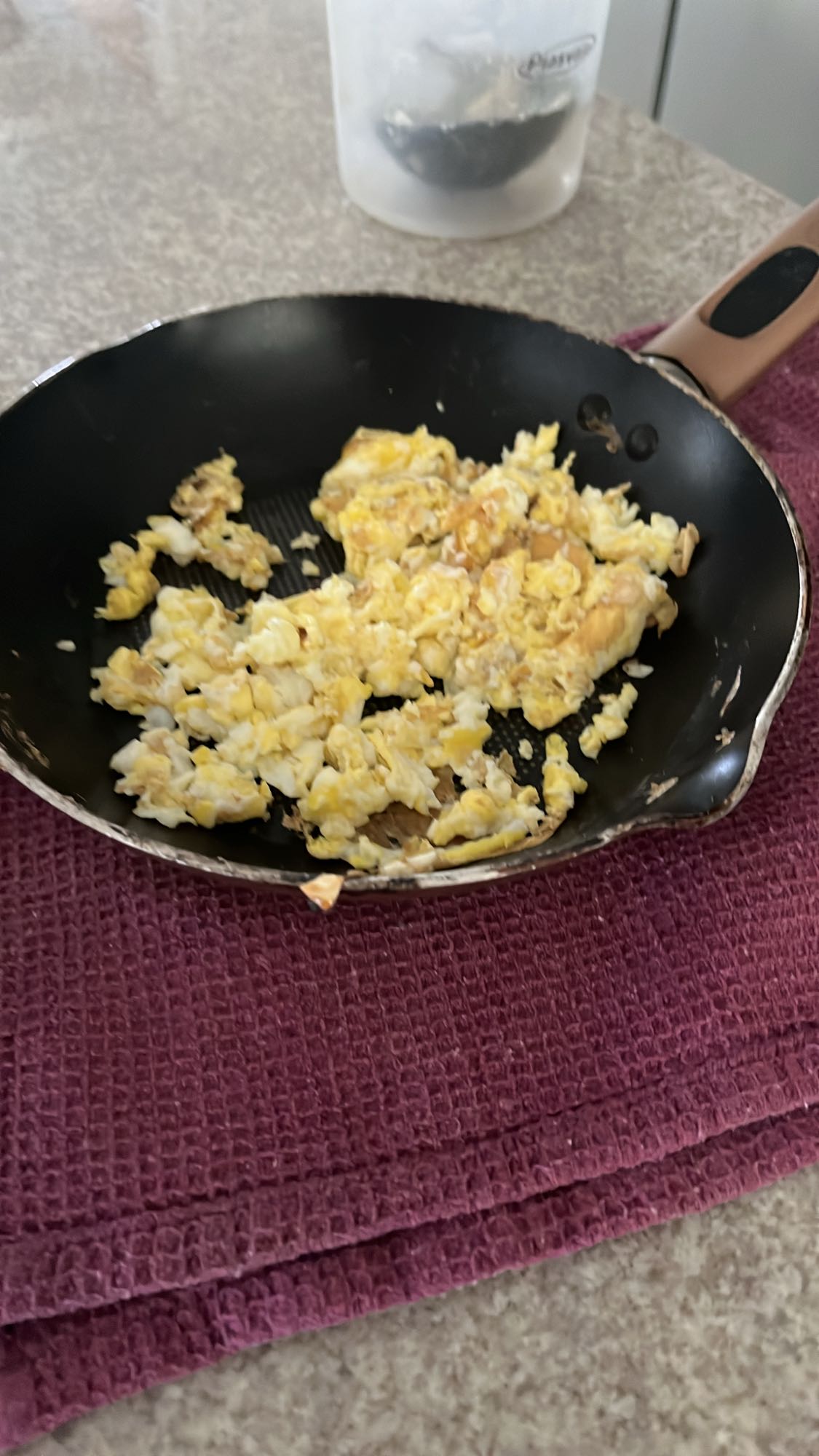 huevos revueltos sartén