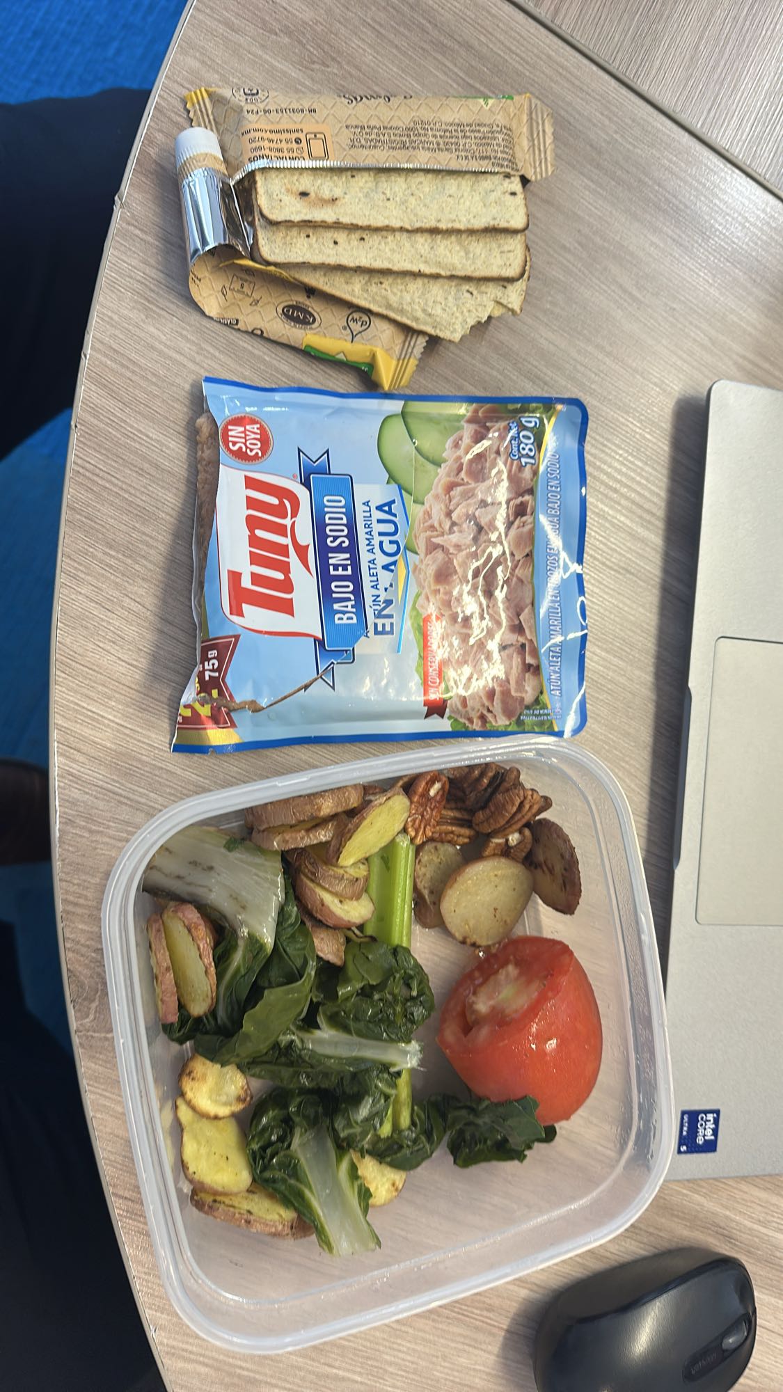 Ensalada con atún y galletas