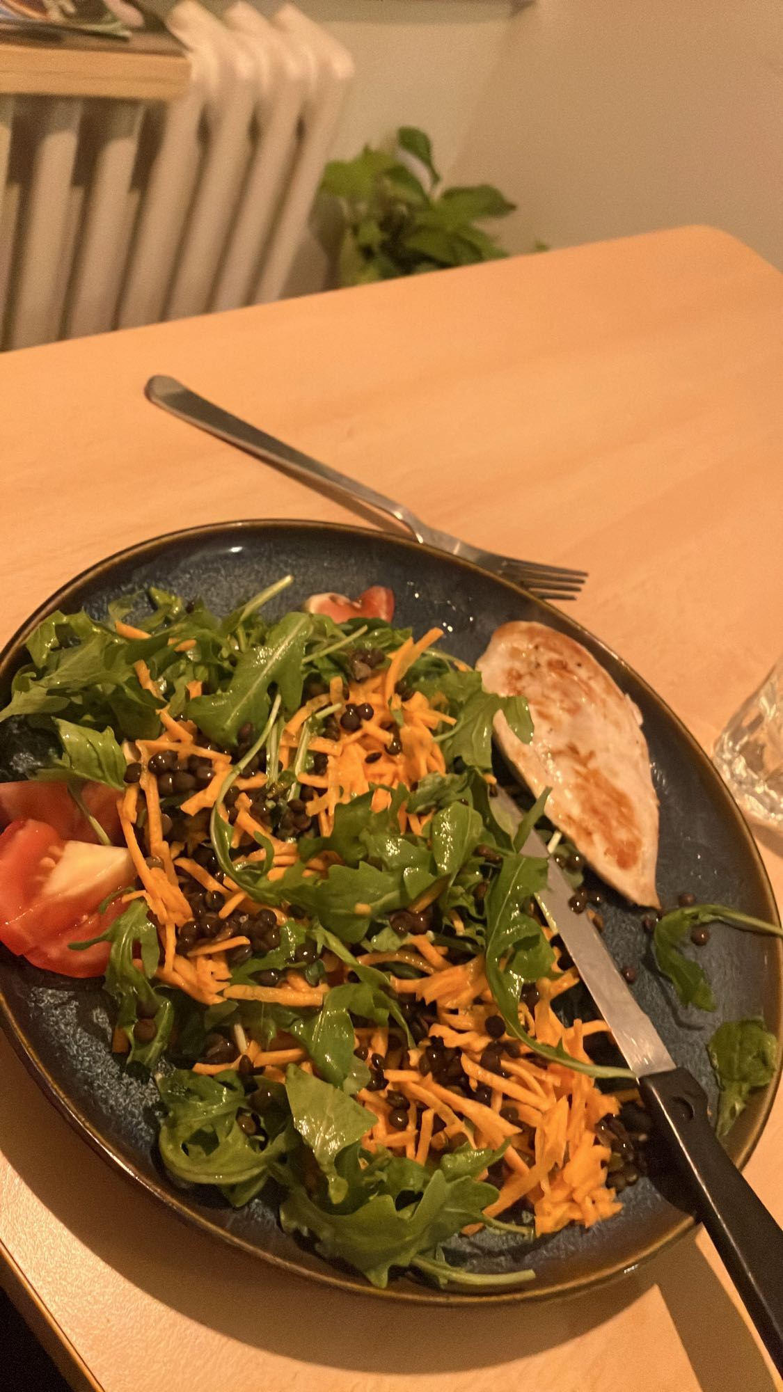 Salada com frango grelhado