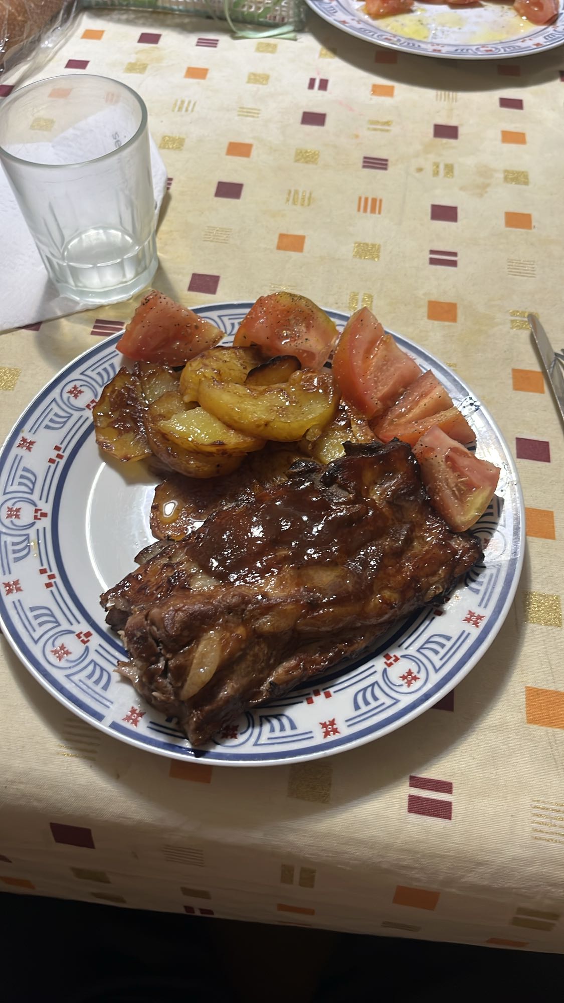 Costillas con papas y tomate