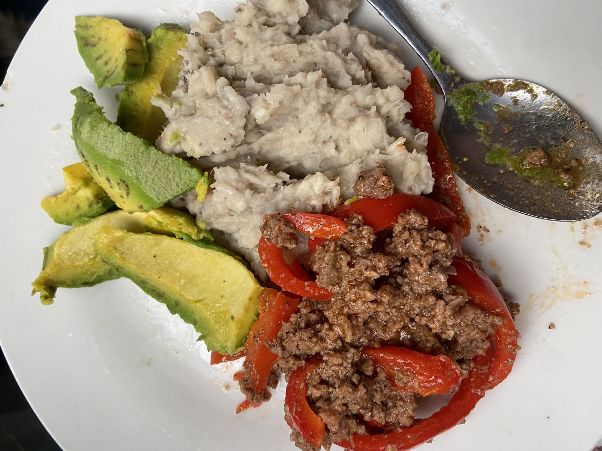 Carne con puré y aguacate