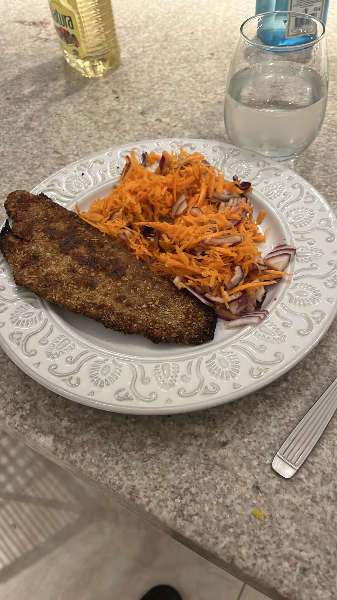 Filete empanizado y ensalada