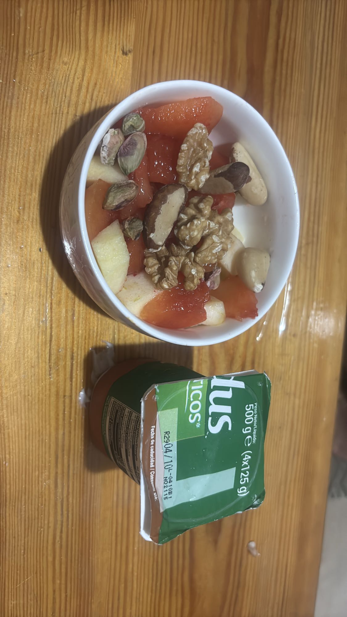 Yogur con frutas y nueces