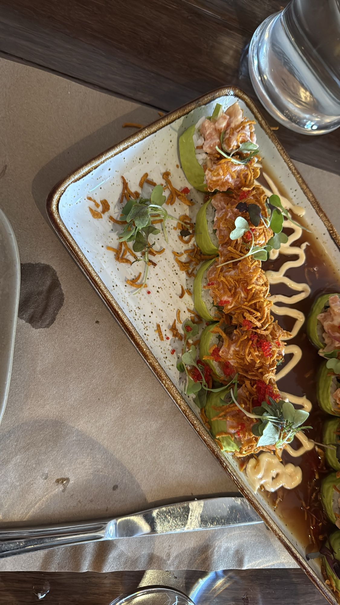 Rouleaux sushi avocat saumon