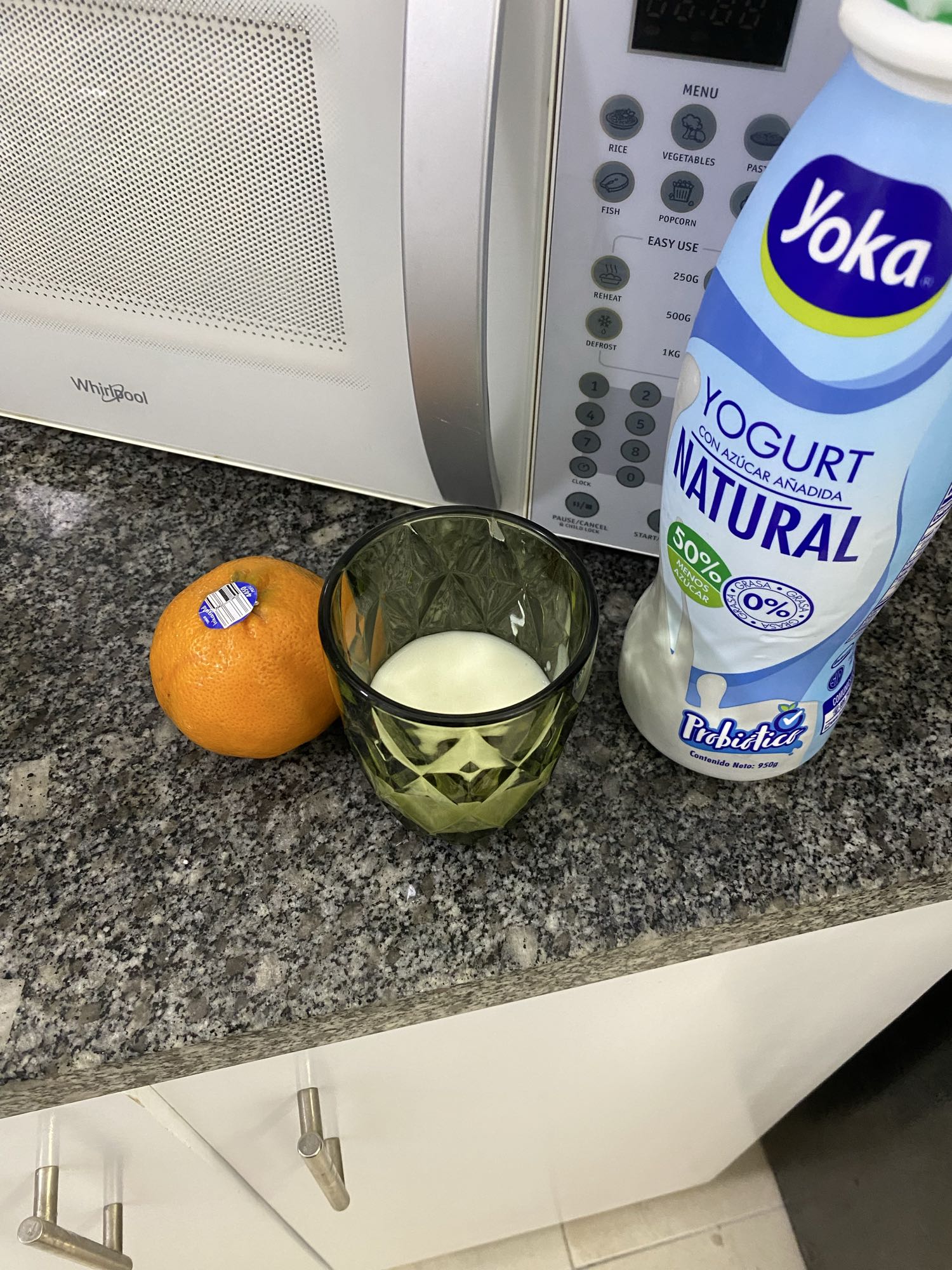 Yogur natural y naranja