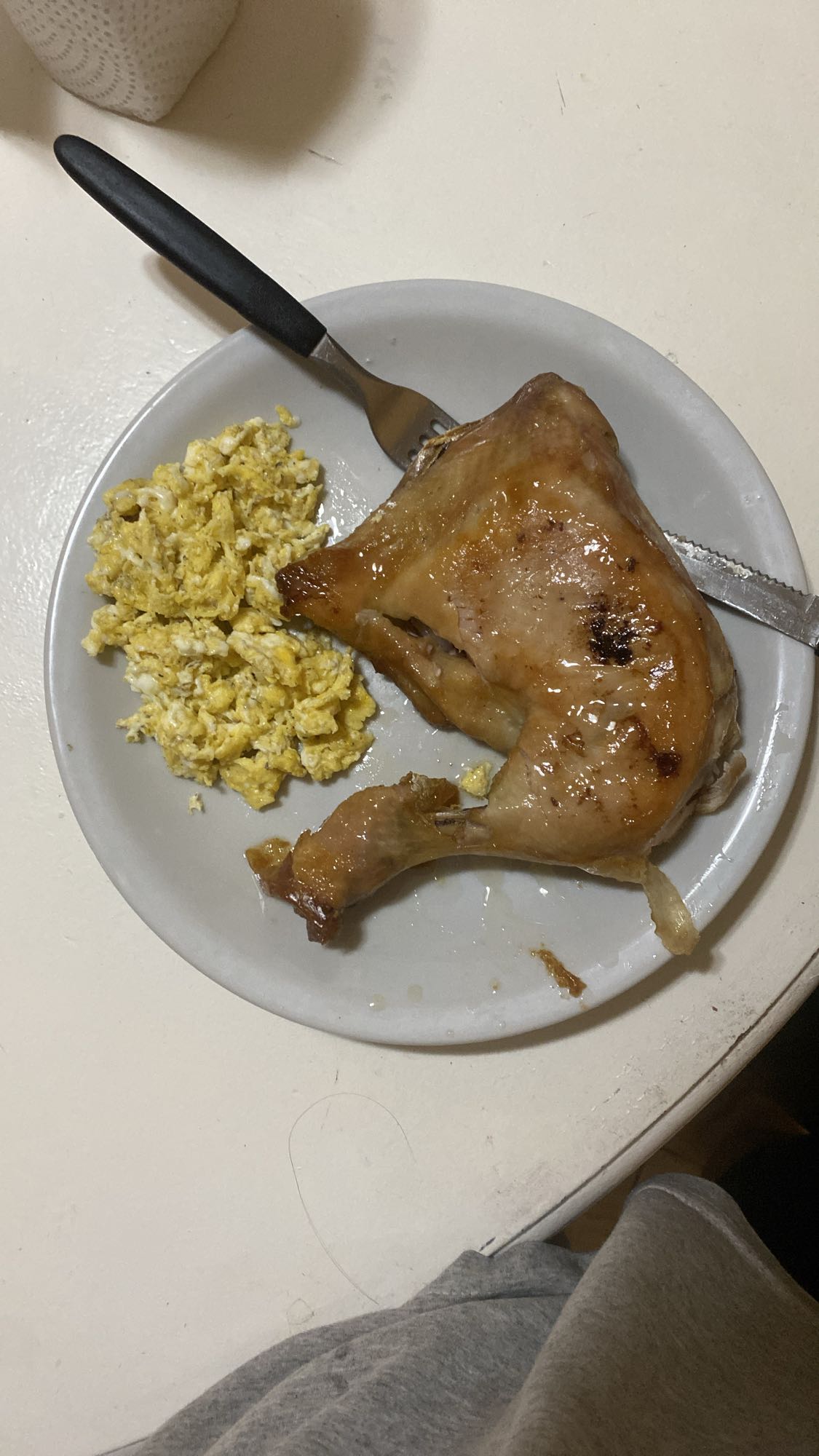 Pollo con huevos revueltos