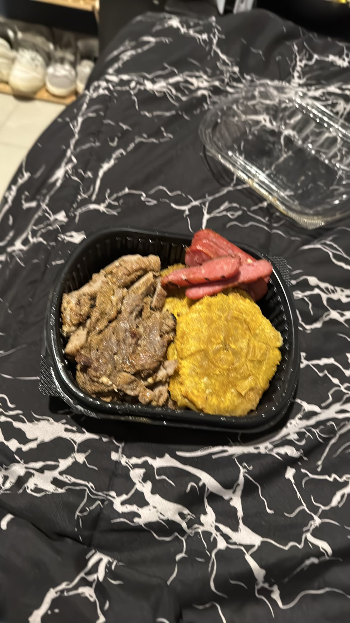 Carne, tostones y salchicha