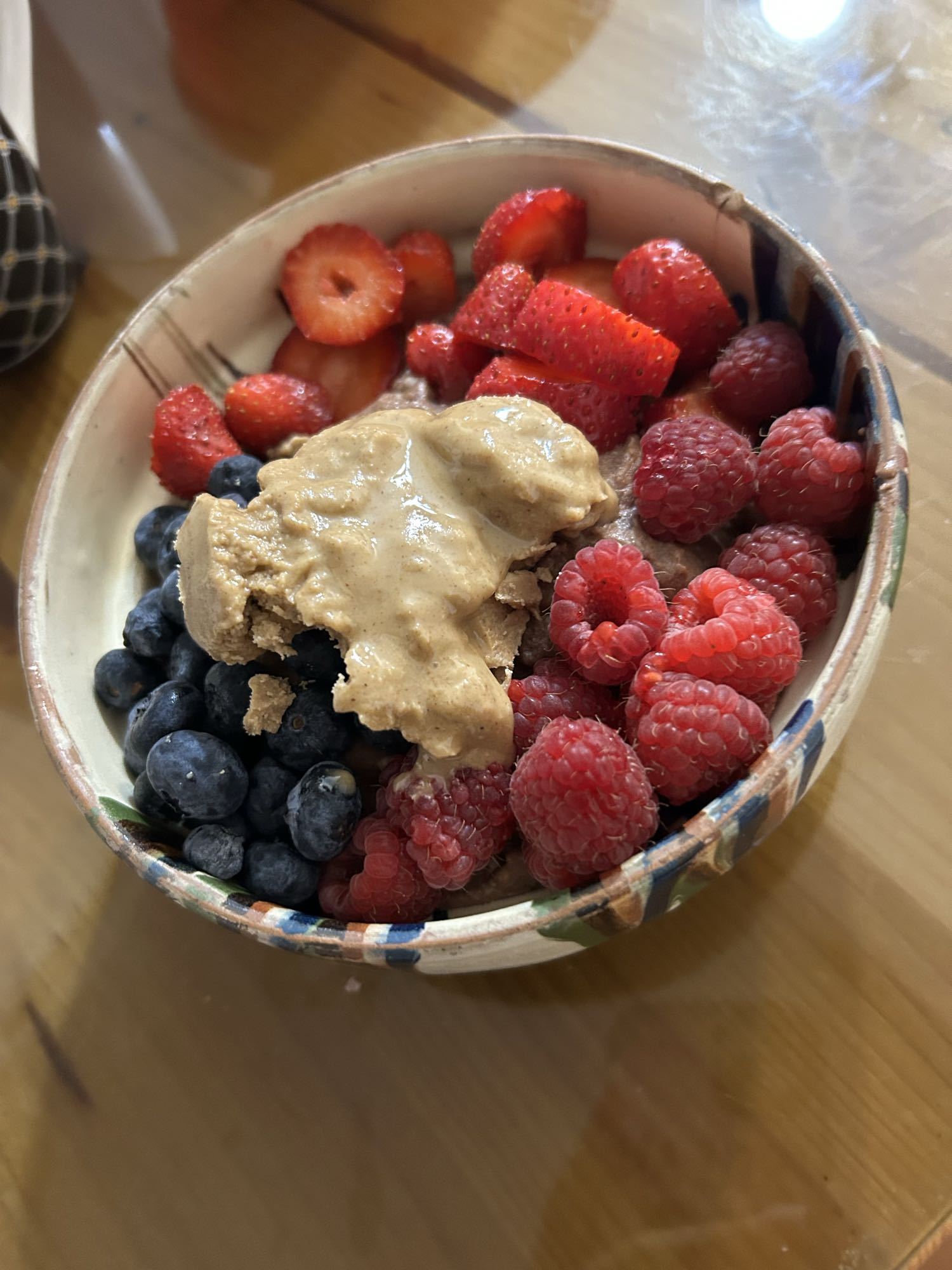 Terci de ovăz cu fructe, ouă și unt de arahide