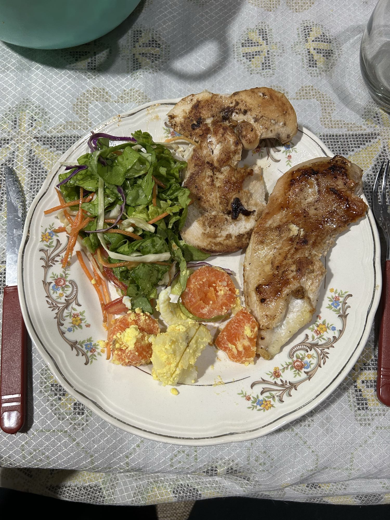 Pollo con ensalada mixta