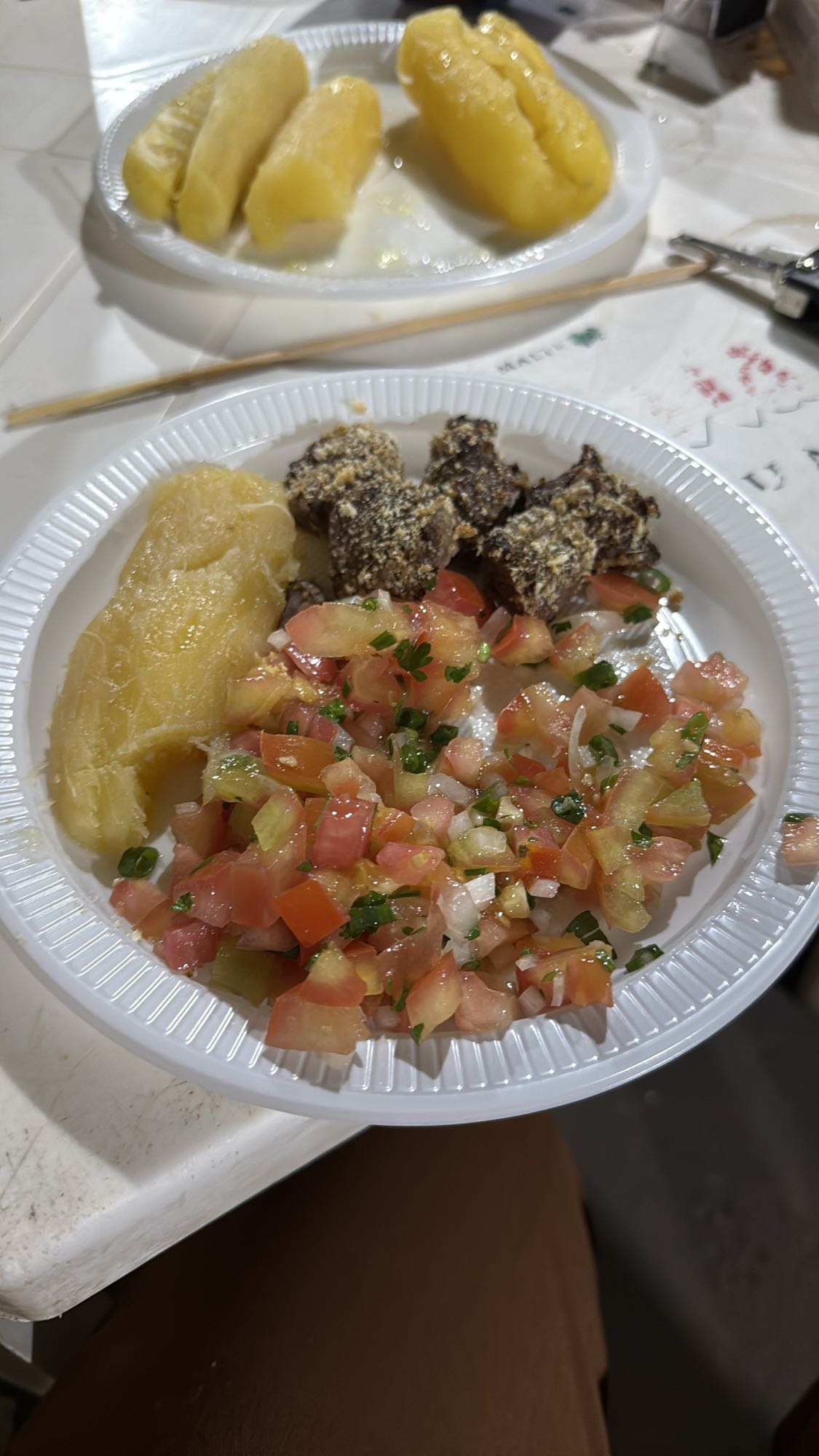 Carne com vinagrete e mandioca