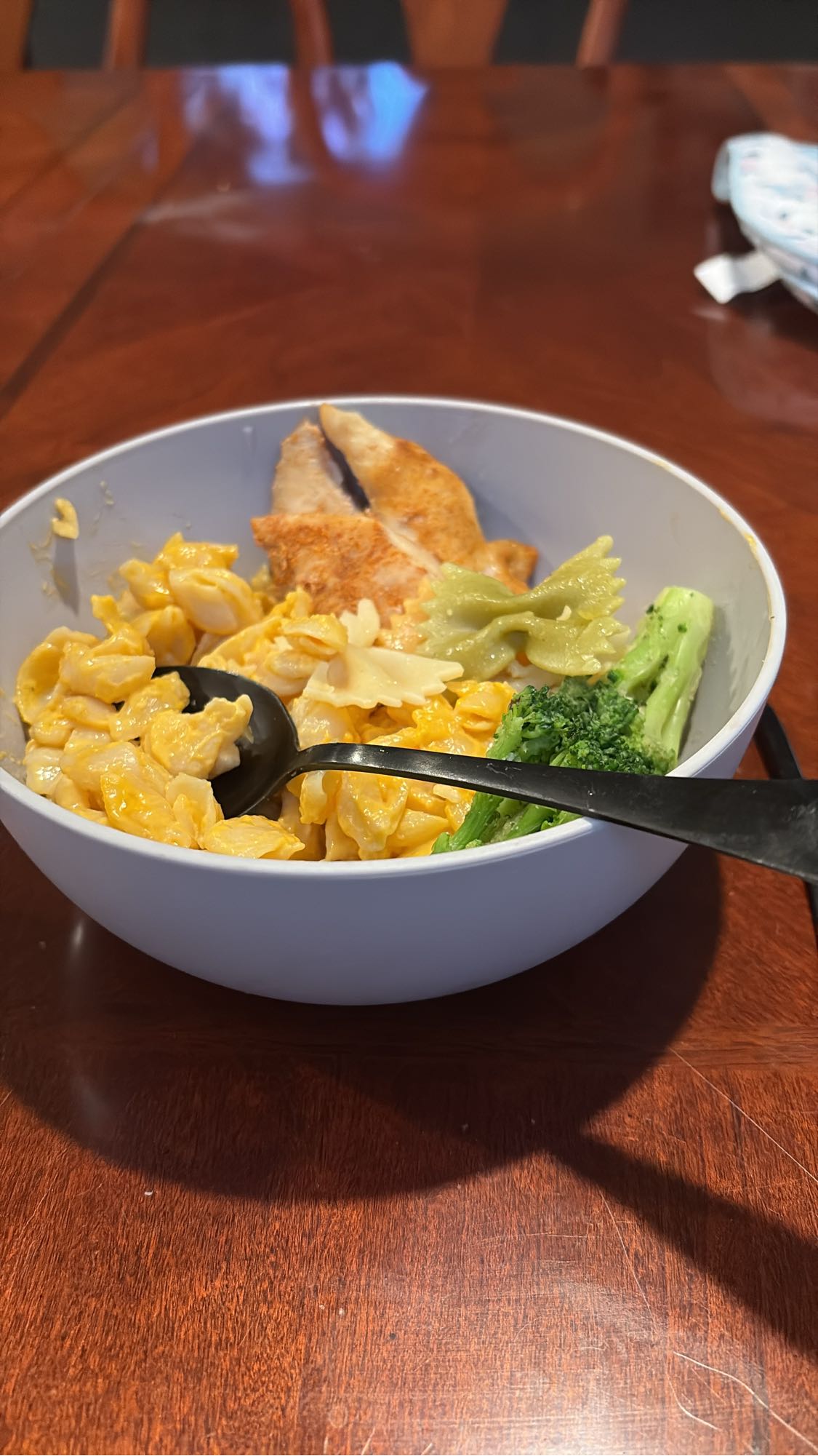 Pollo con pasta y vegetales variados