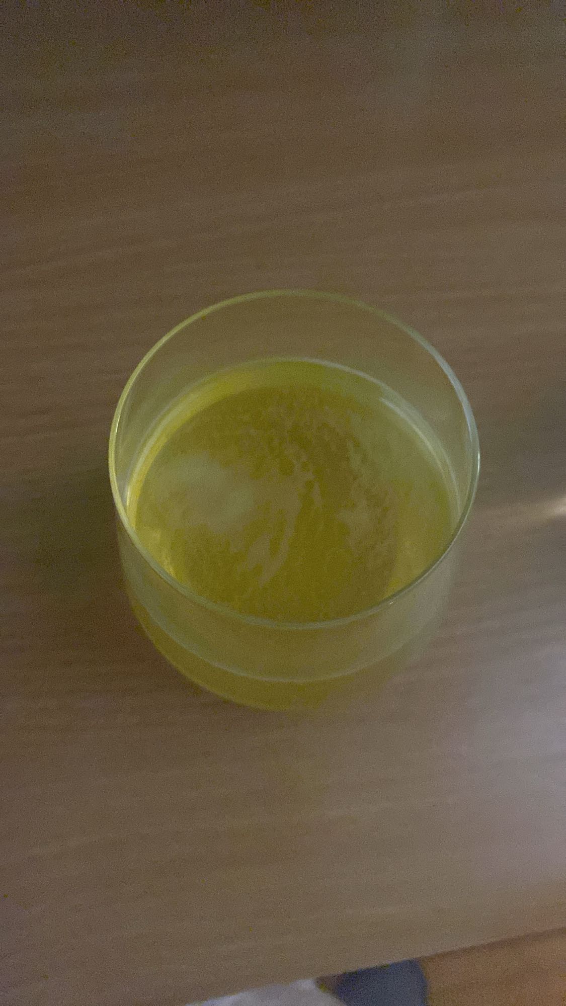 żółty napój gazowany