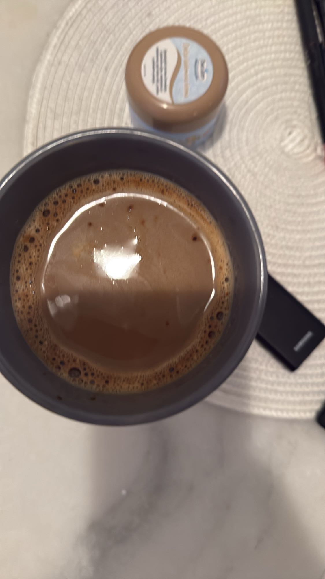 Svart kaffe med grädde