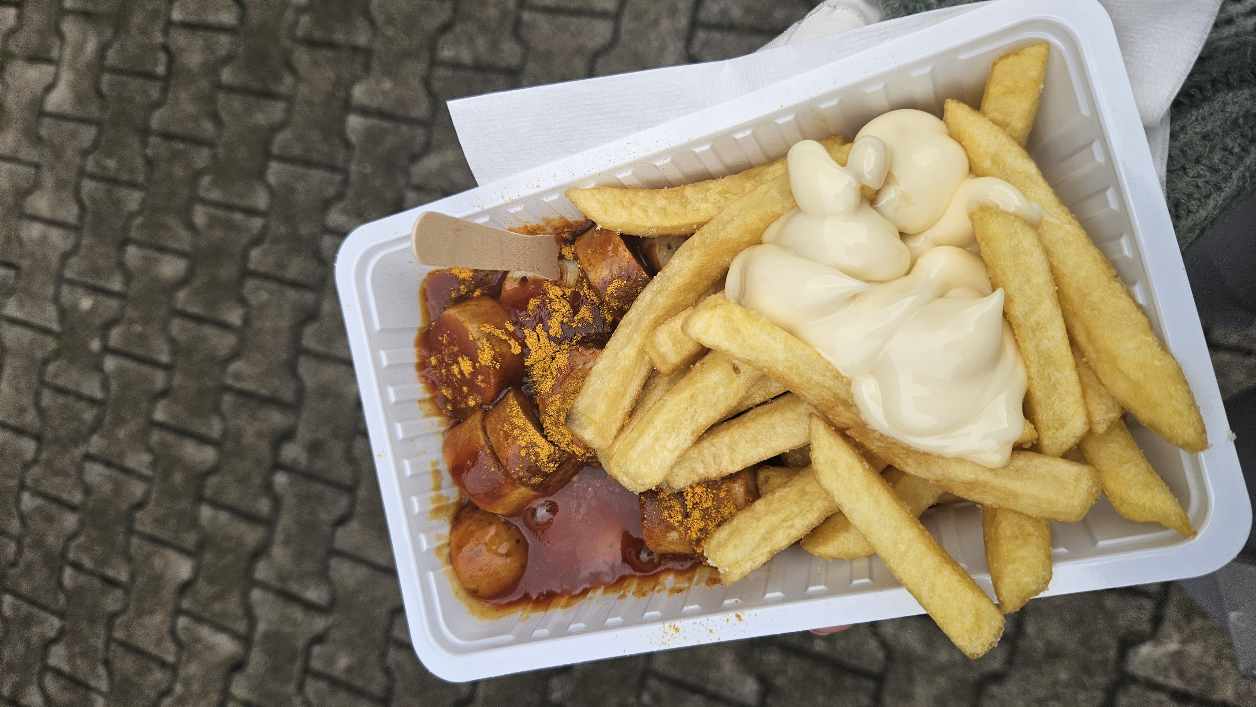 Currywurst mit Pommes