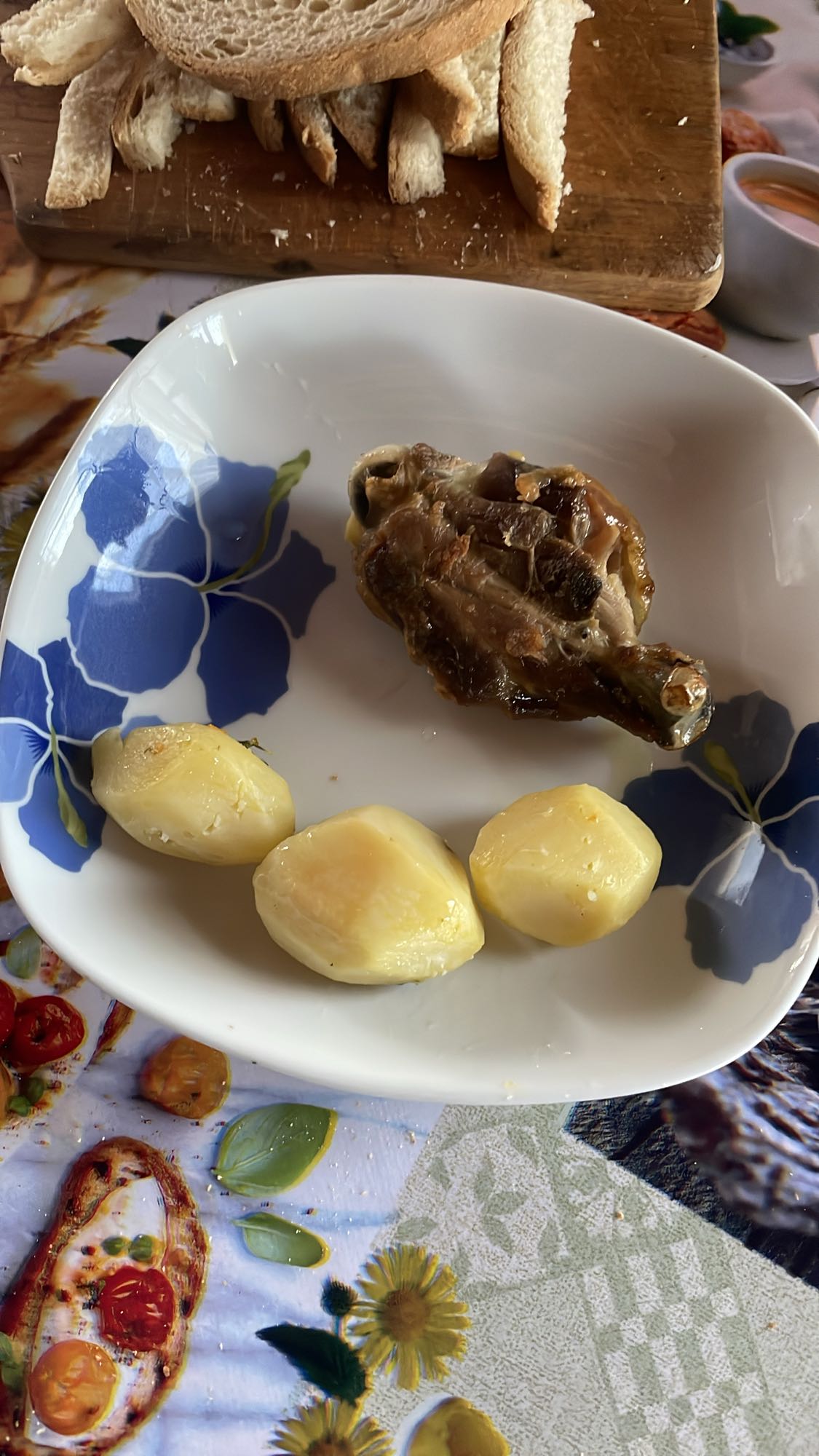 Cartofi, carne, pâine