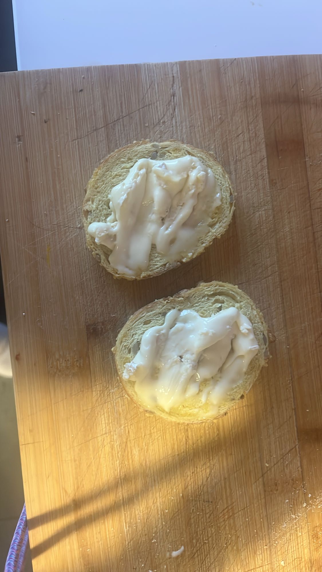 Pain au maïs et camembert