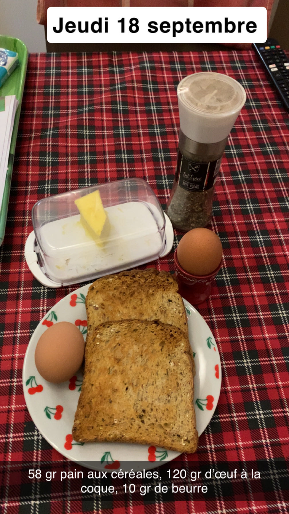 Pain aux céréales grillé, beurré, œuf à la coque