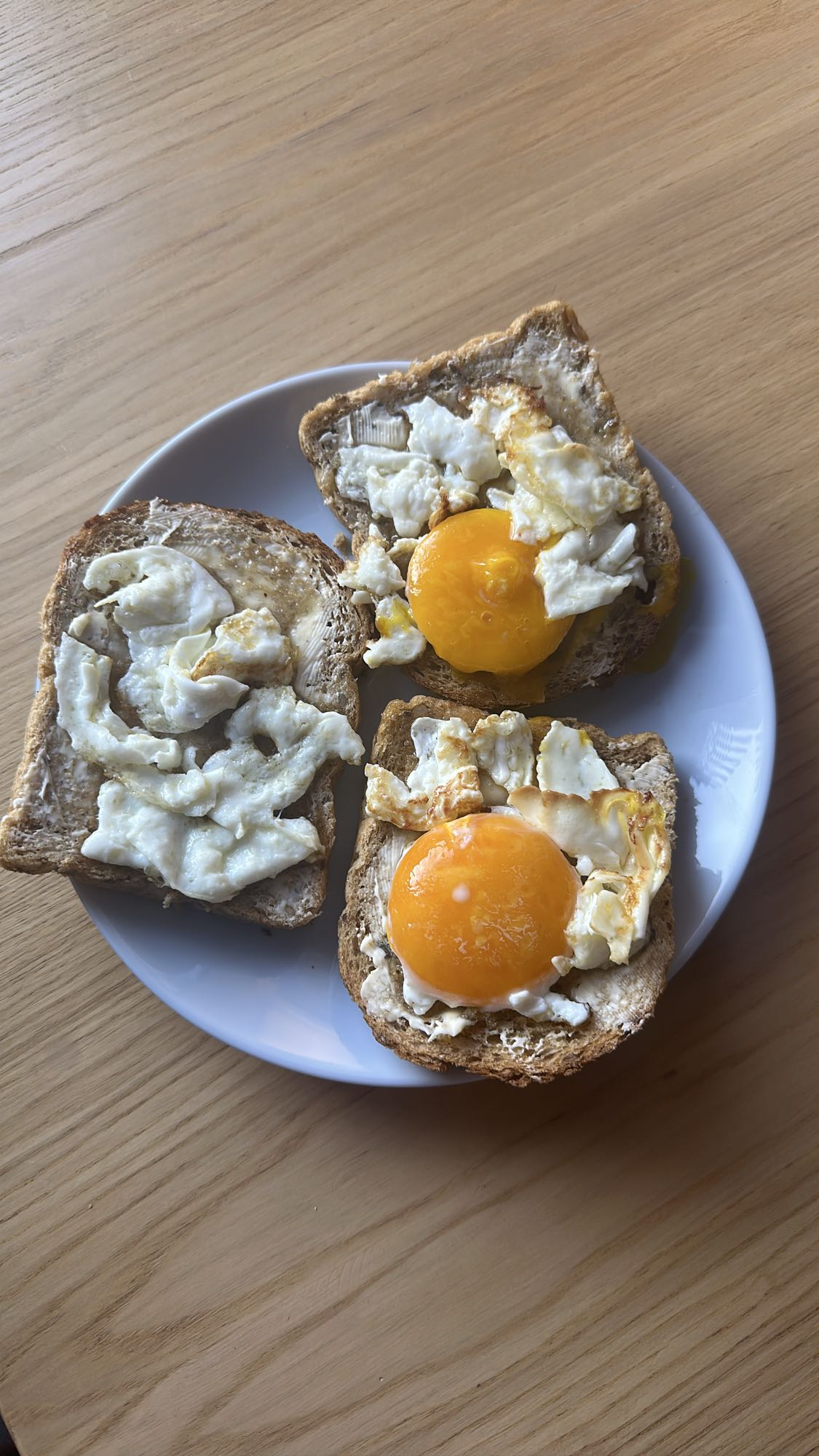 Jajka sadzone na chlebie