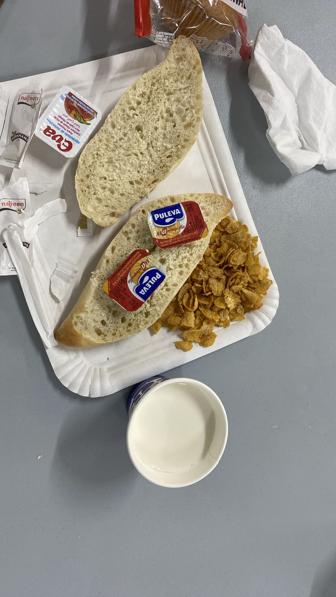 Desayuno con pan y leche