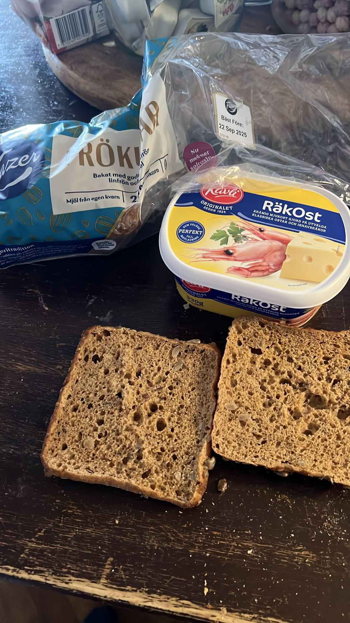 Rågbröd med räkost