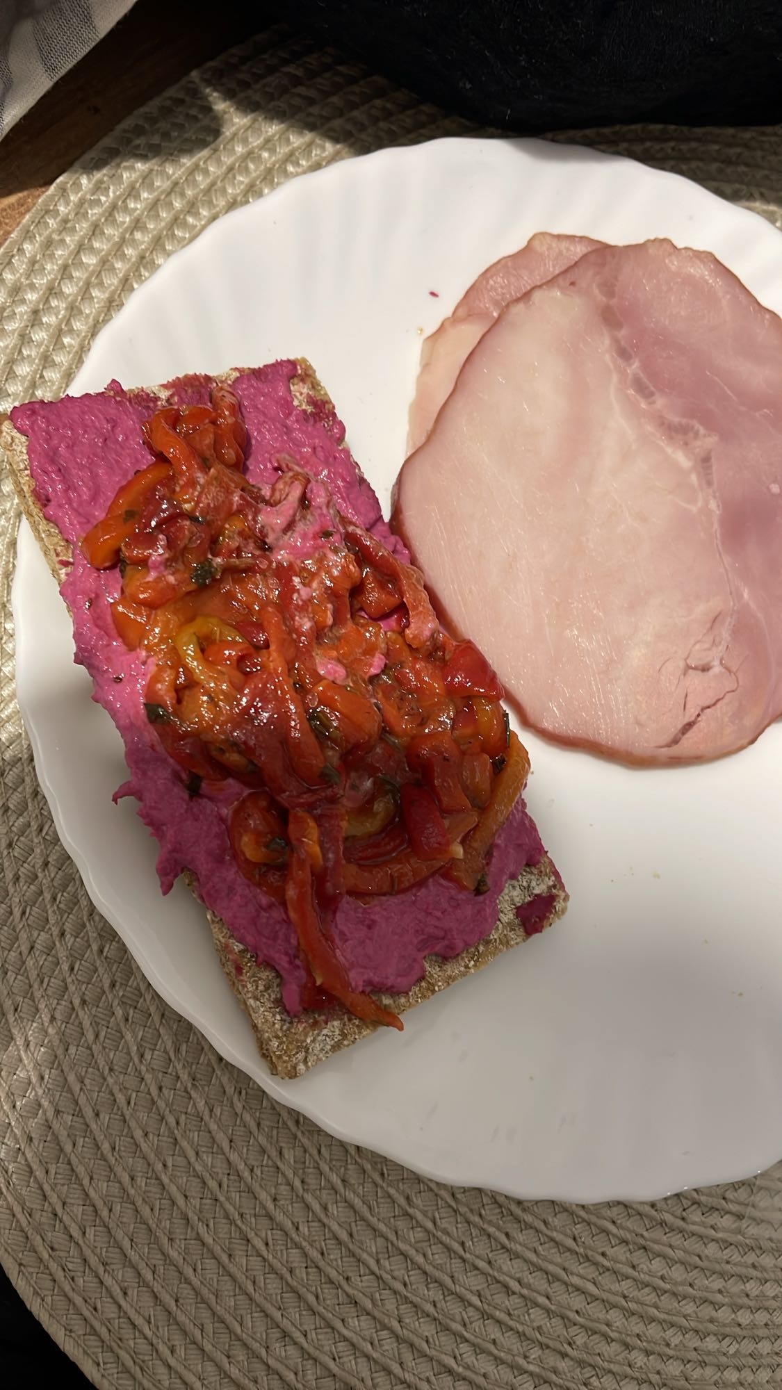 Crackers cu pastă de sfeclă și șuncă