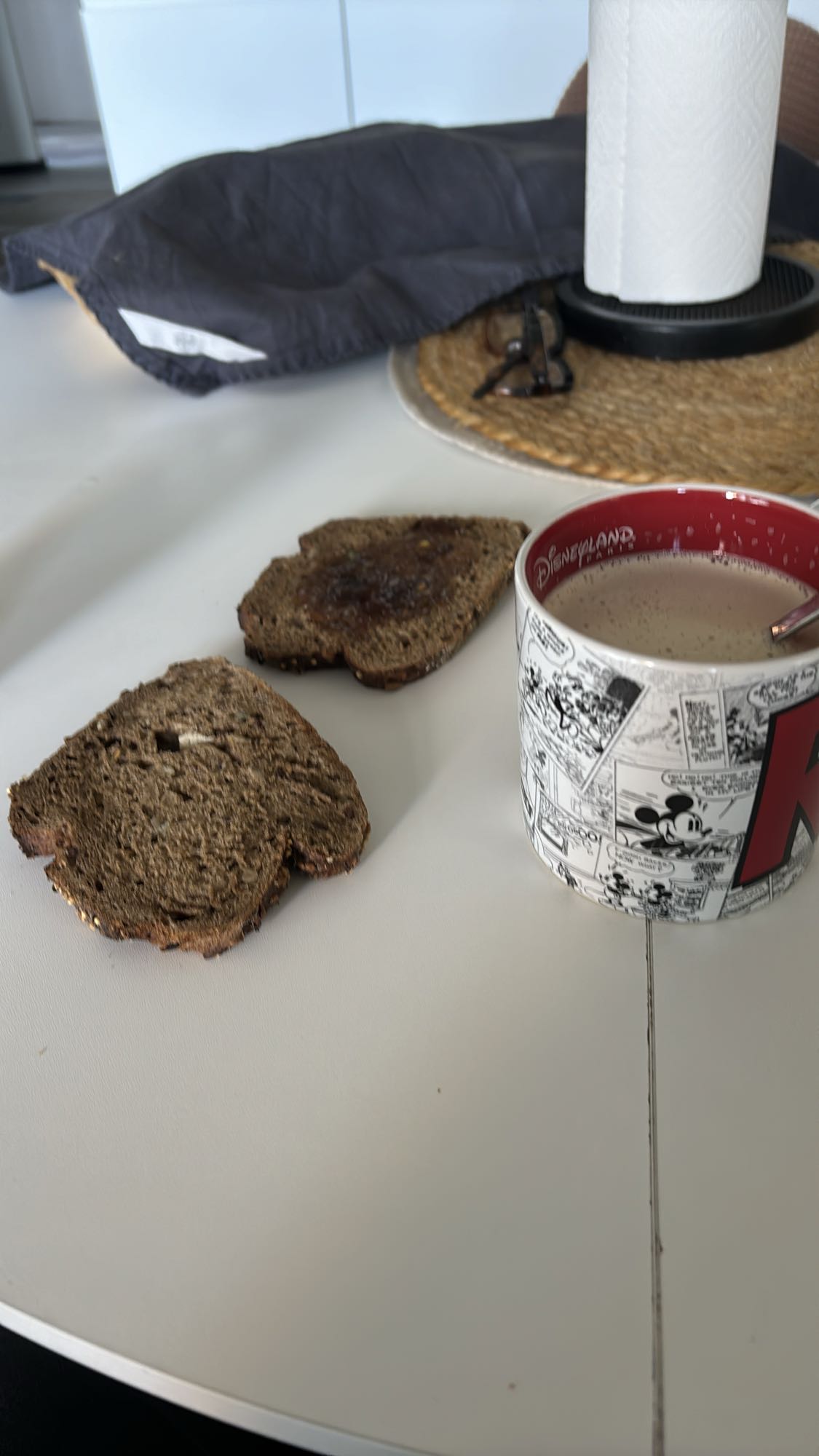 Pain complet et boisson chaude