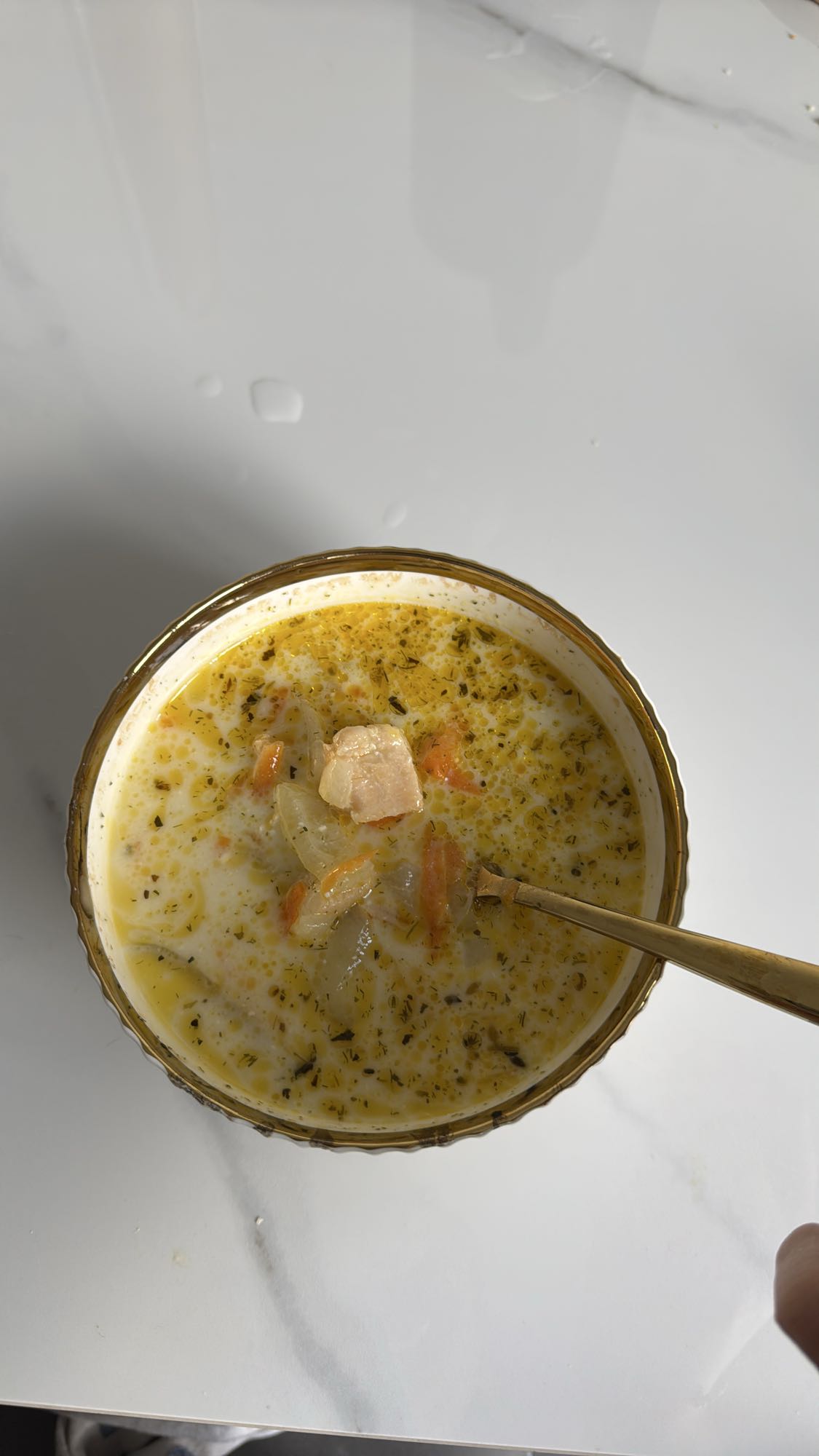 сырный суп с семгой, картошкой, луком и морковью