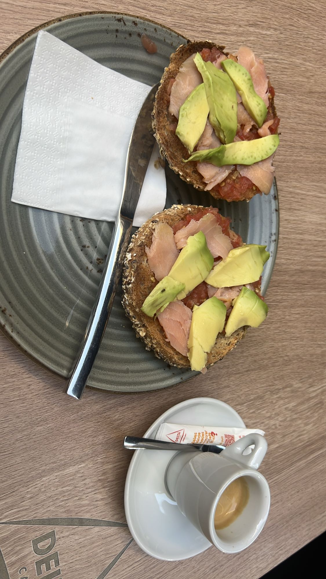Tostada con salmón y aguacate