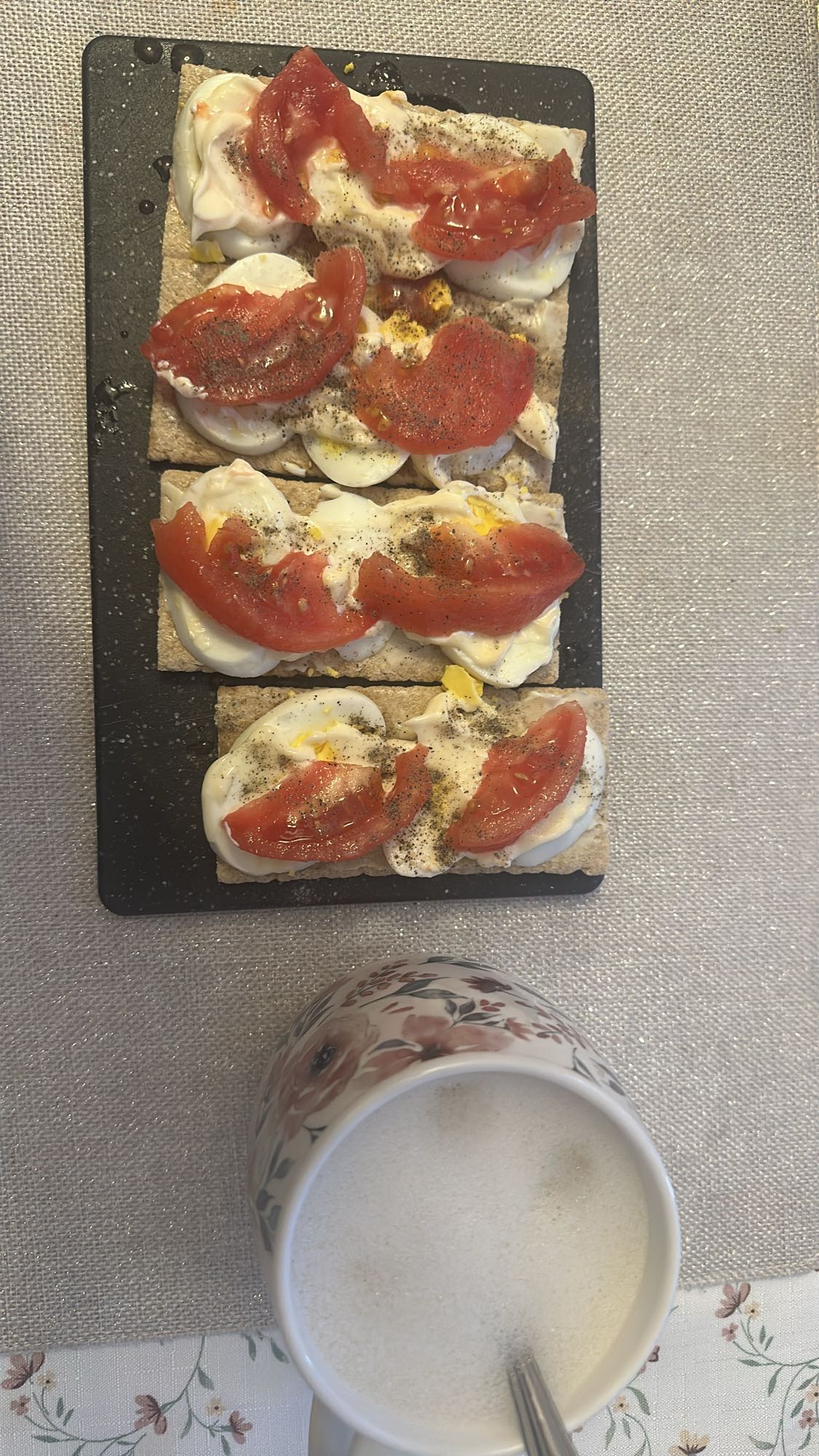 Jajka na chrupkim pieczywie