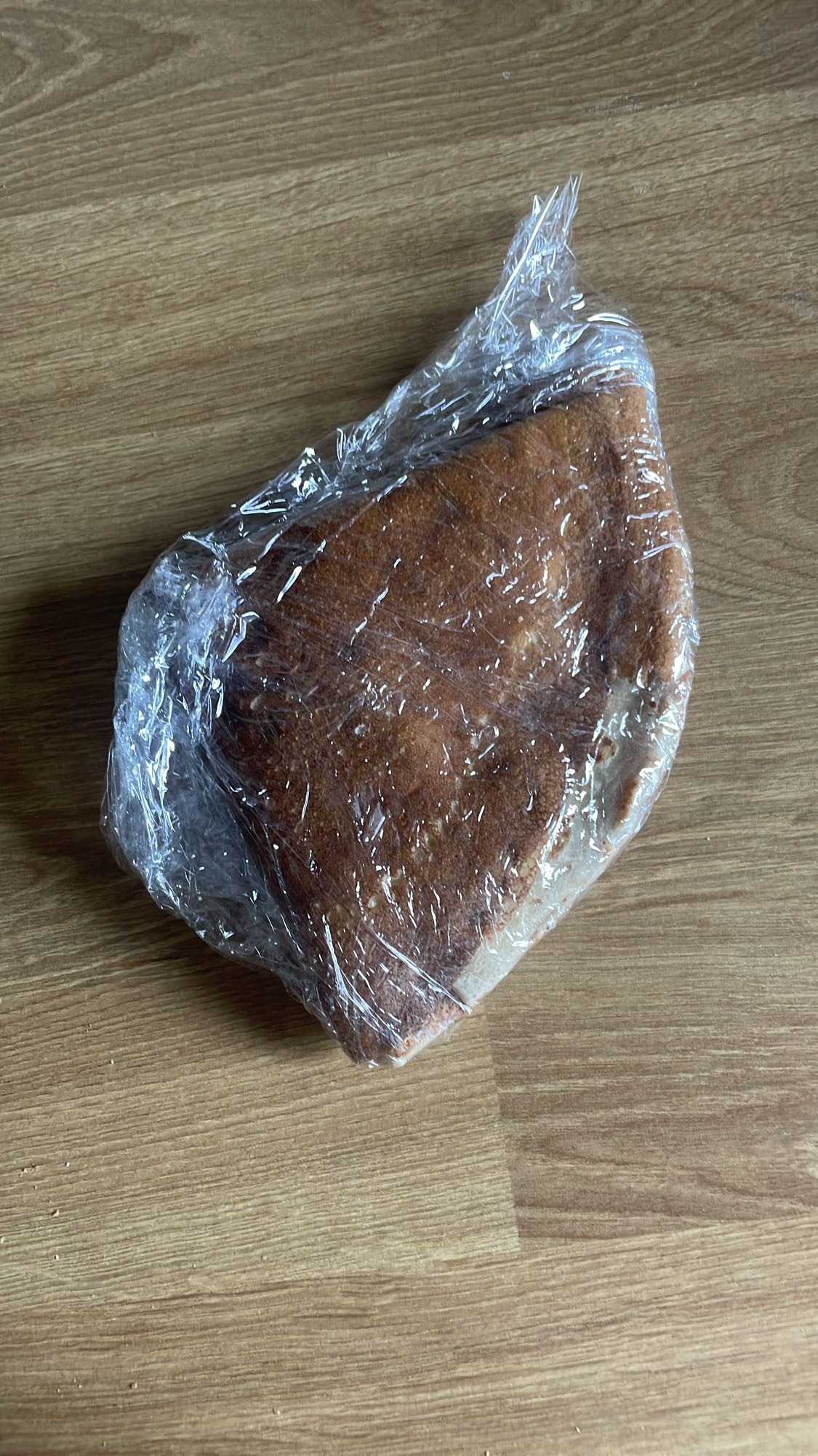 naleśnik z serem białym, śmietaną, rodzynkami, miodem i dżemem malinowym