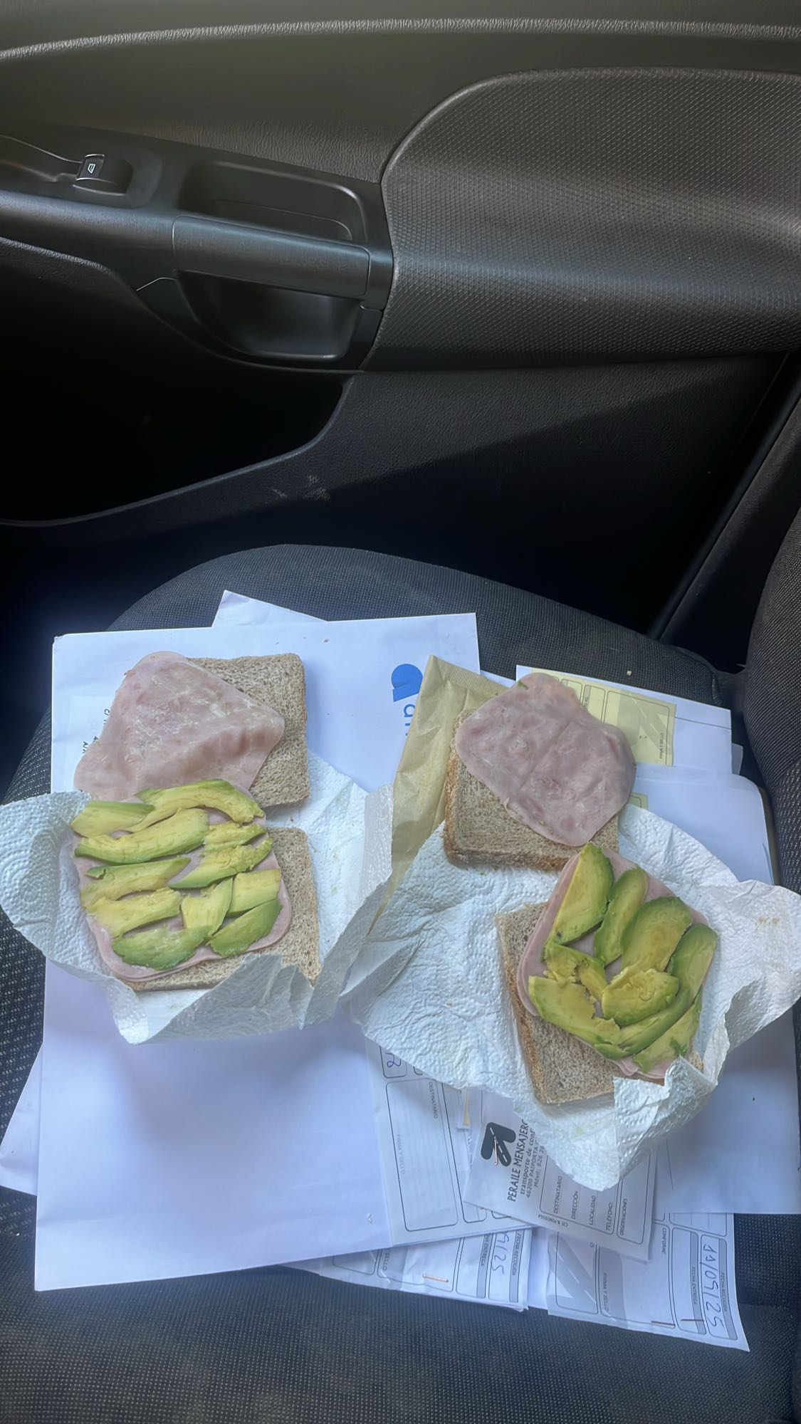 Sándwich de jamón y aguacate