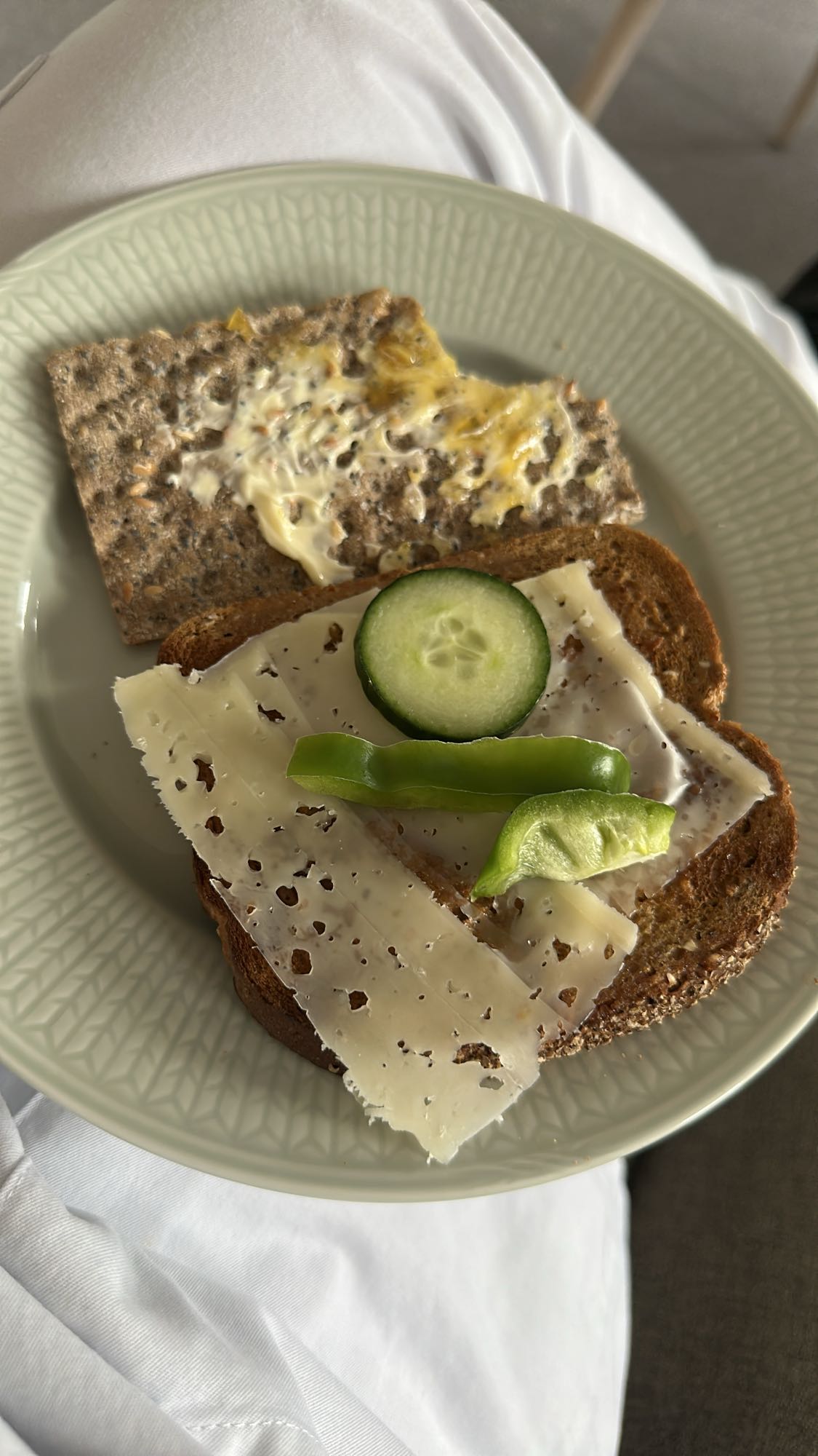 Ostsmörgås med knäckebröd