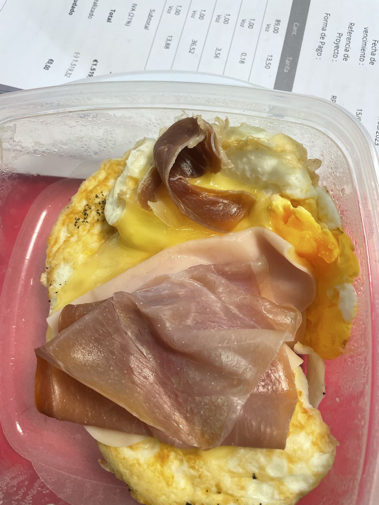 Huevos con jamón y queso