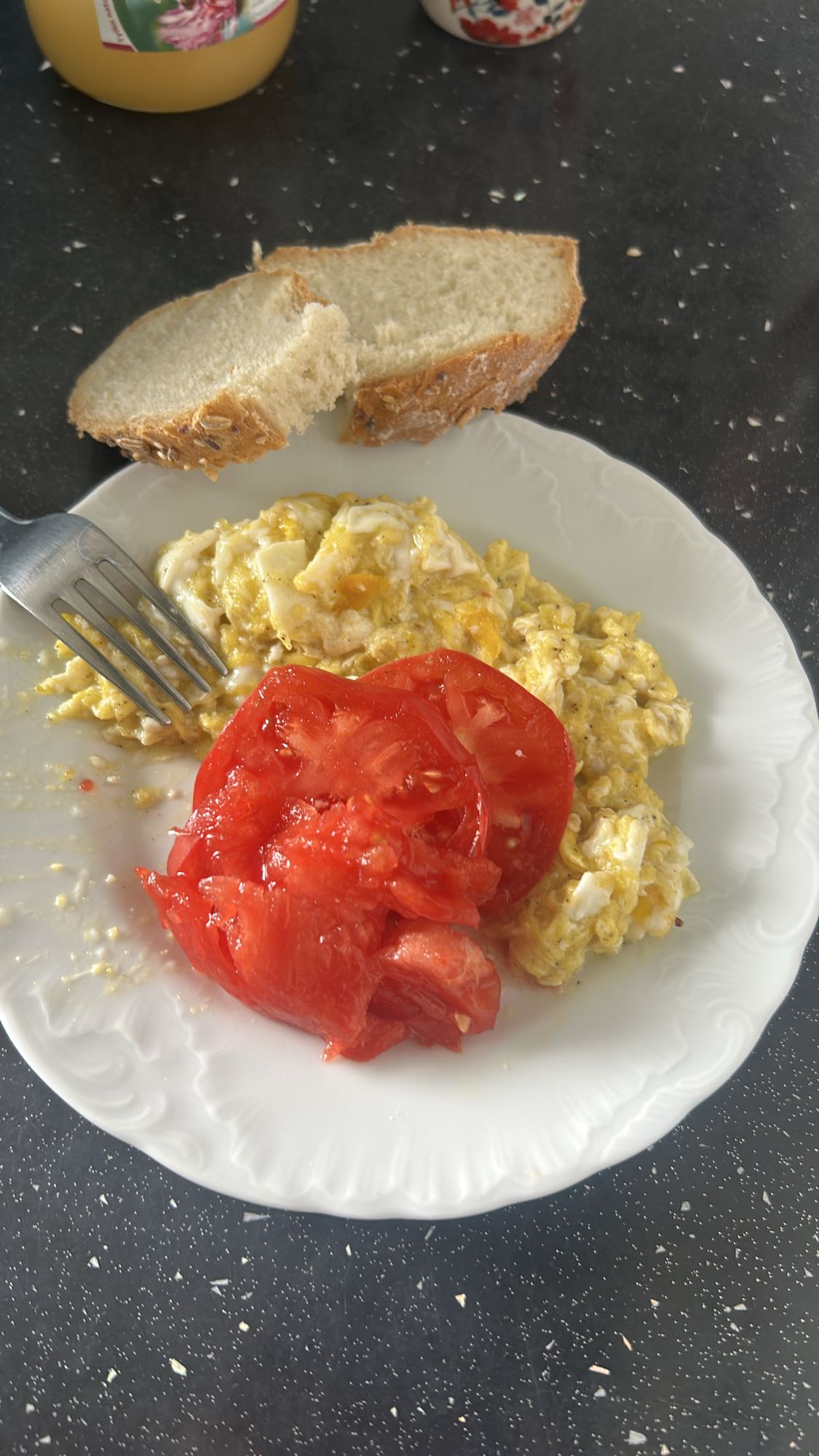 Jajecznica z pomidorem i chlebem