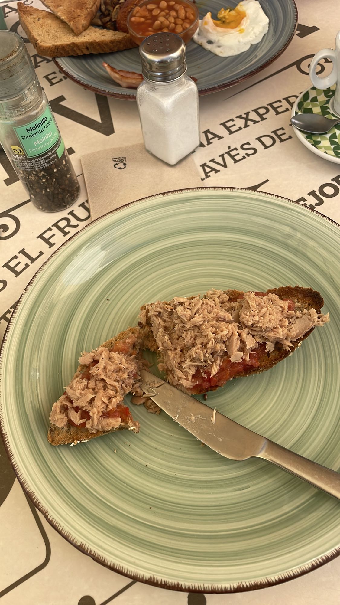 Tostada con atún y tomate