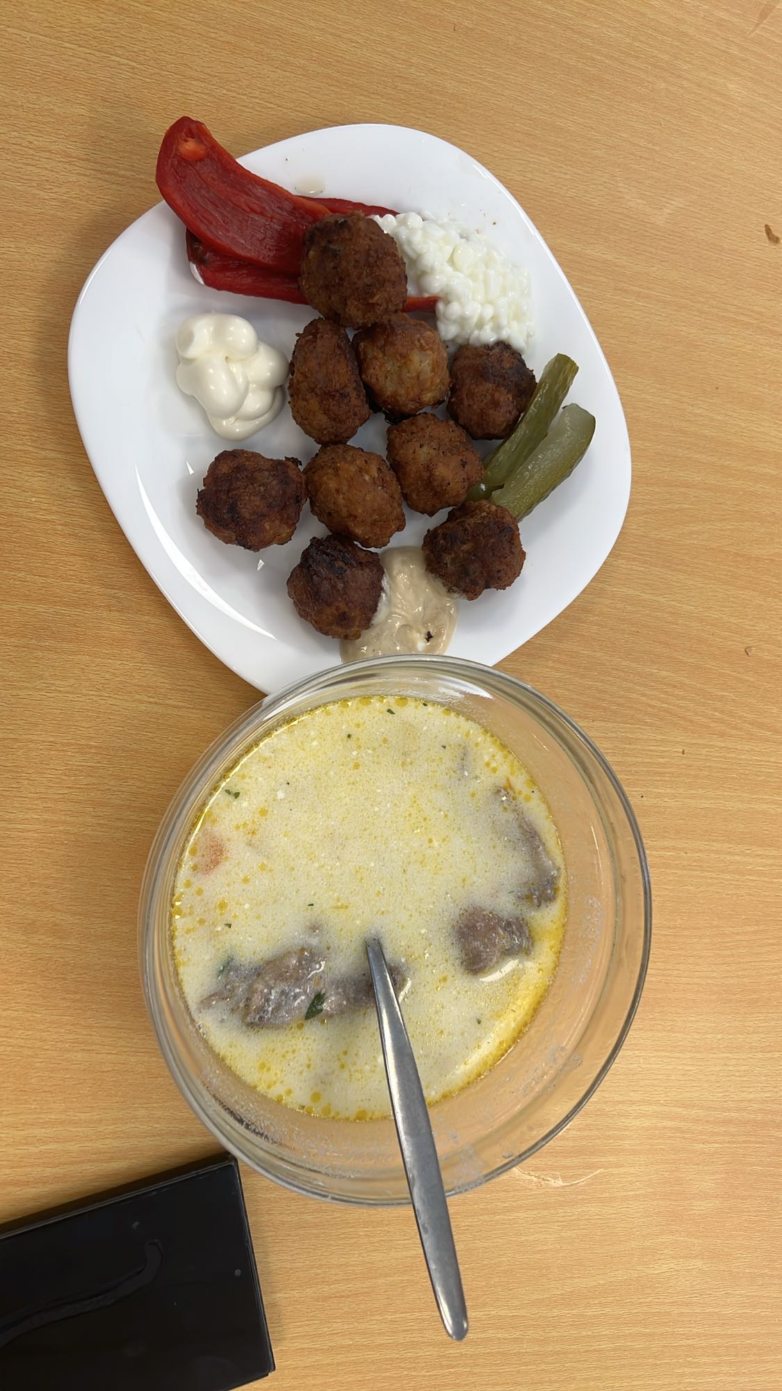 Chifteluțe cu supă și legume