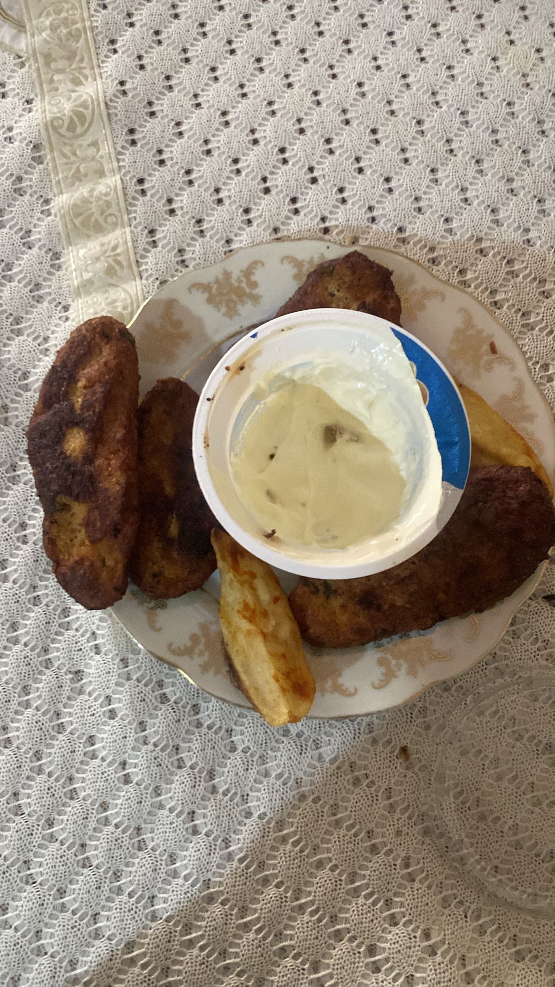 Котлеты с картофелем и соусом