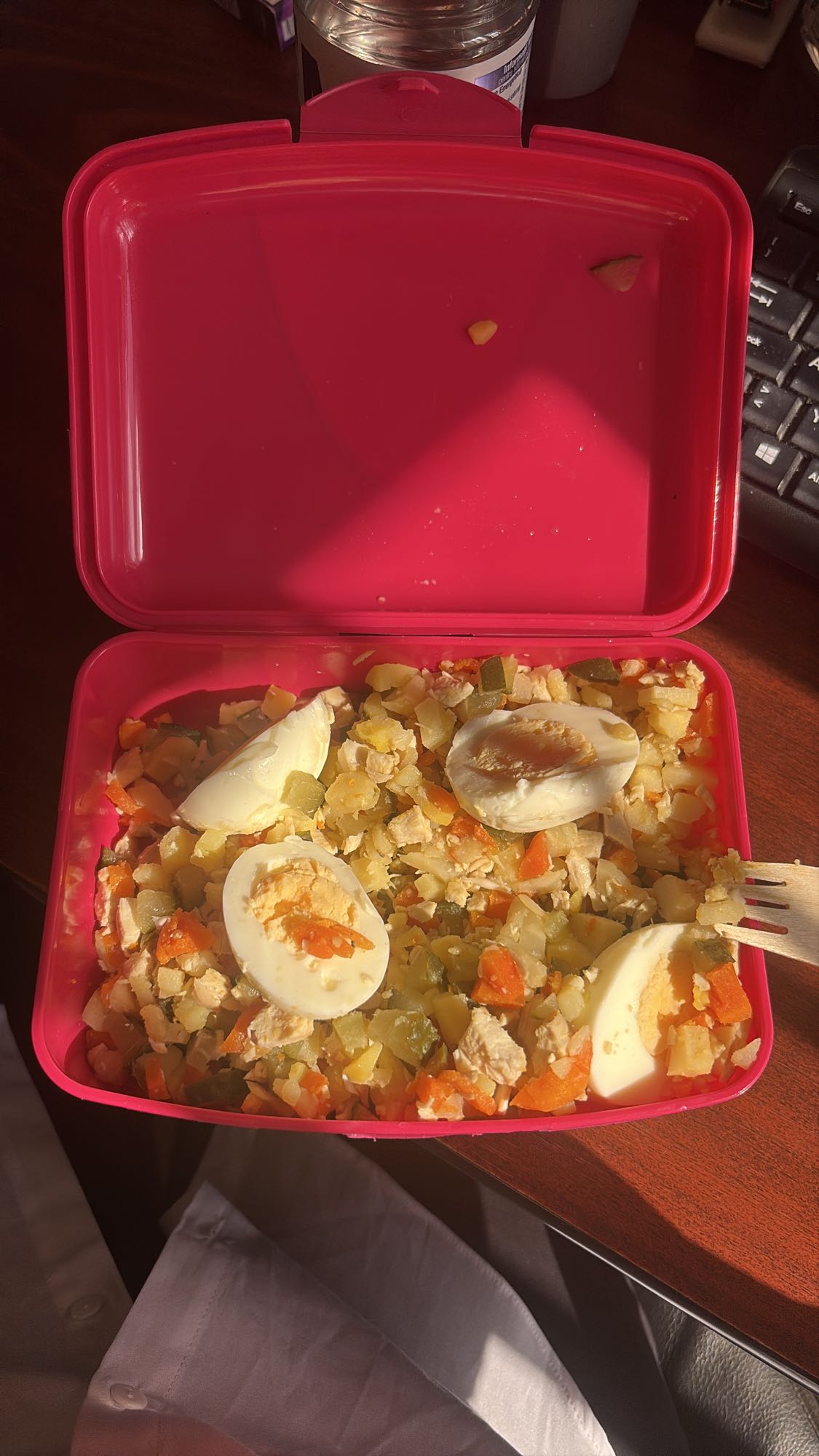 Salată de legume cu ou