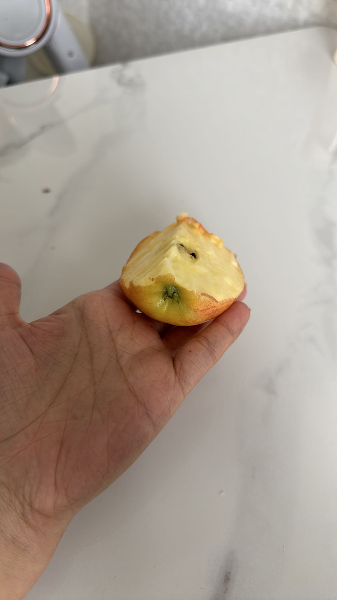 кусочек яблока